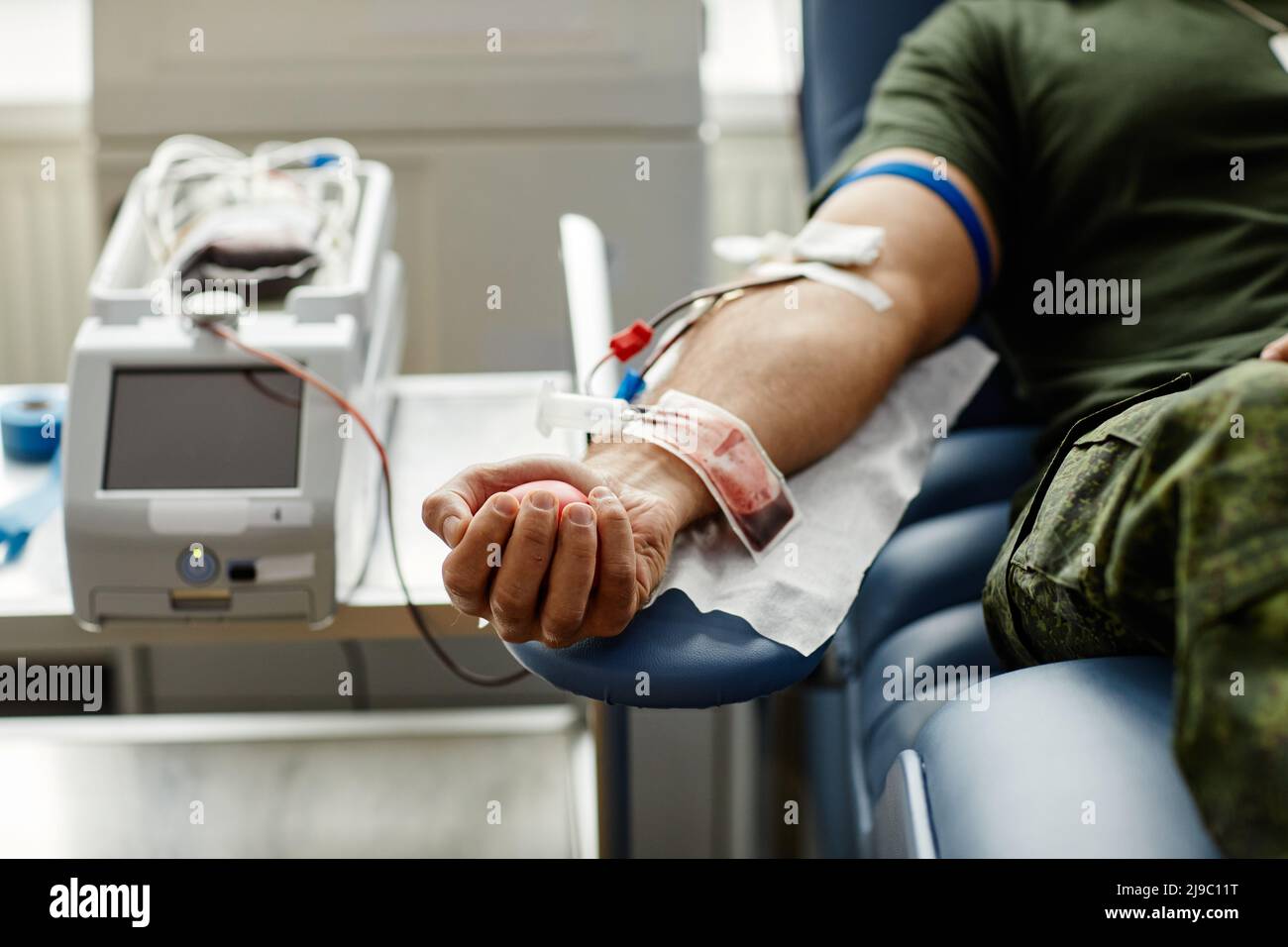 Gros plan du donneur masculin donnant du sang au centre médical ou à l'hôpital, espace de copie Banque D'Images