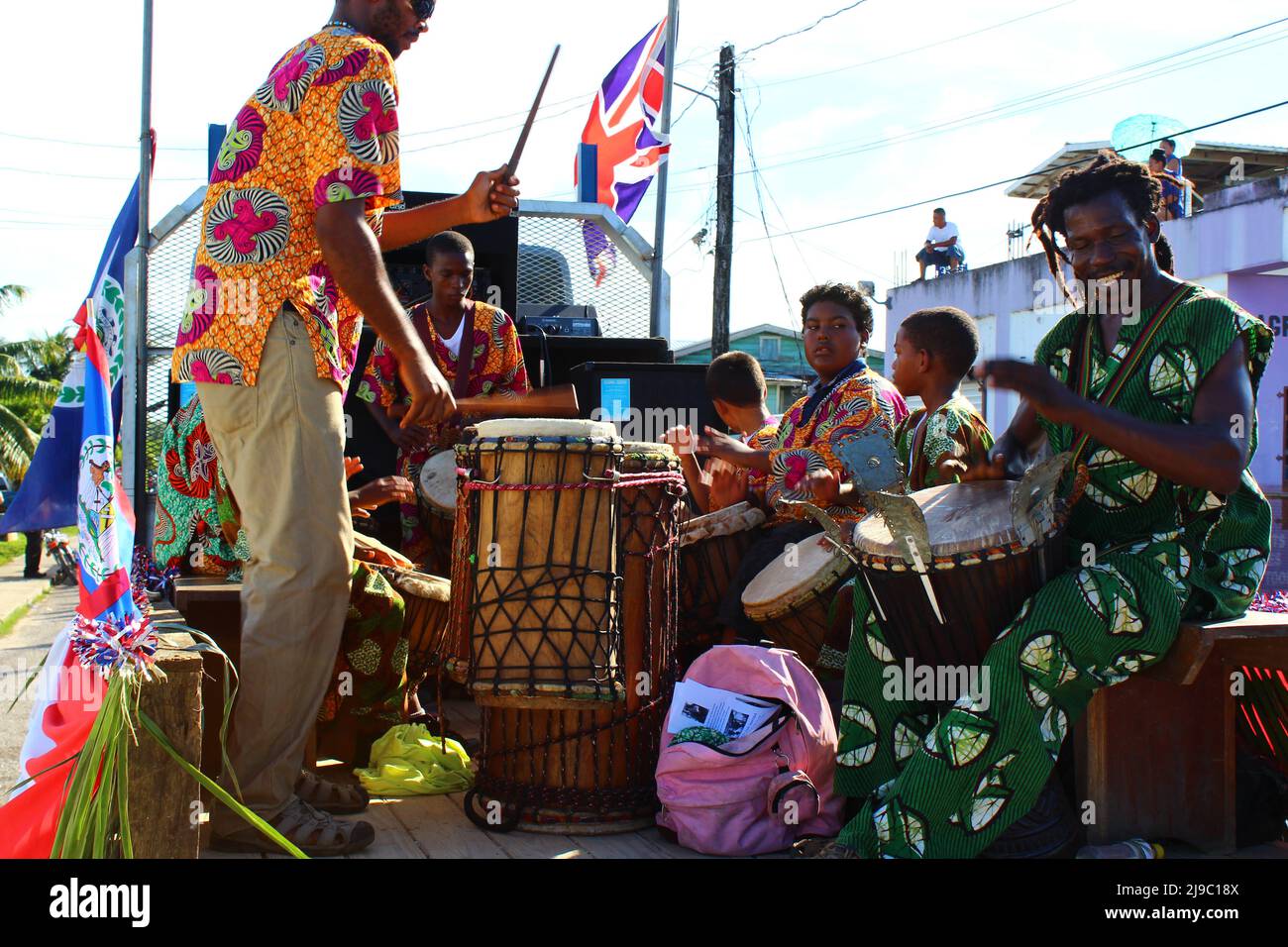 PUNTA GORDA, BELIZE - le 10 SEPTEMBRE 2015 musique fournie par les tambours et non par les fusils les batteurs lors des célébrations et du carnaval du Caye Day de St. George Banque D'Images