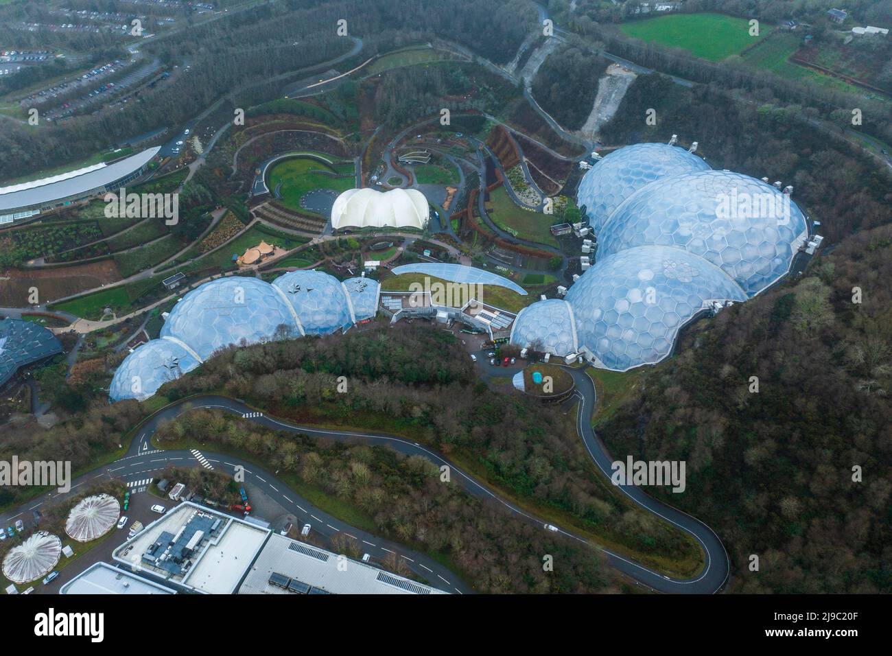 Une vue aérienne de la balle de golf comme les dômes de ce lieu de conservation emblématique de Cornwall. Banque D'Images