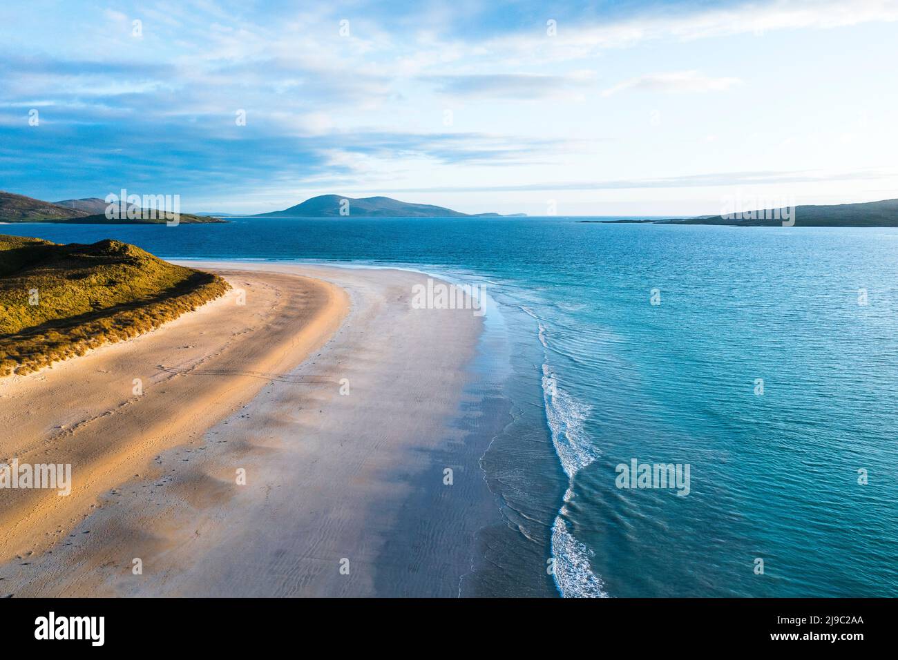 Ce n'est pas une âme en vue, car les eaux d'aigue-mer se trouvent contre cette plage blanche parfaite. Banque D'Images