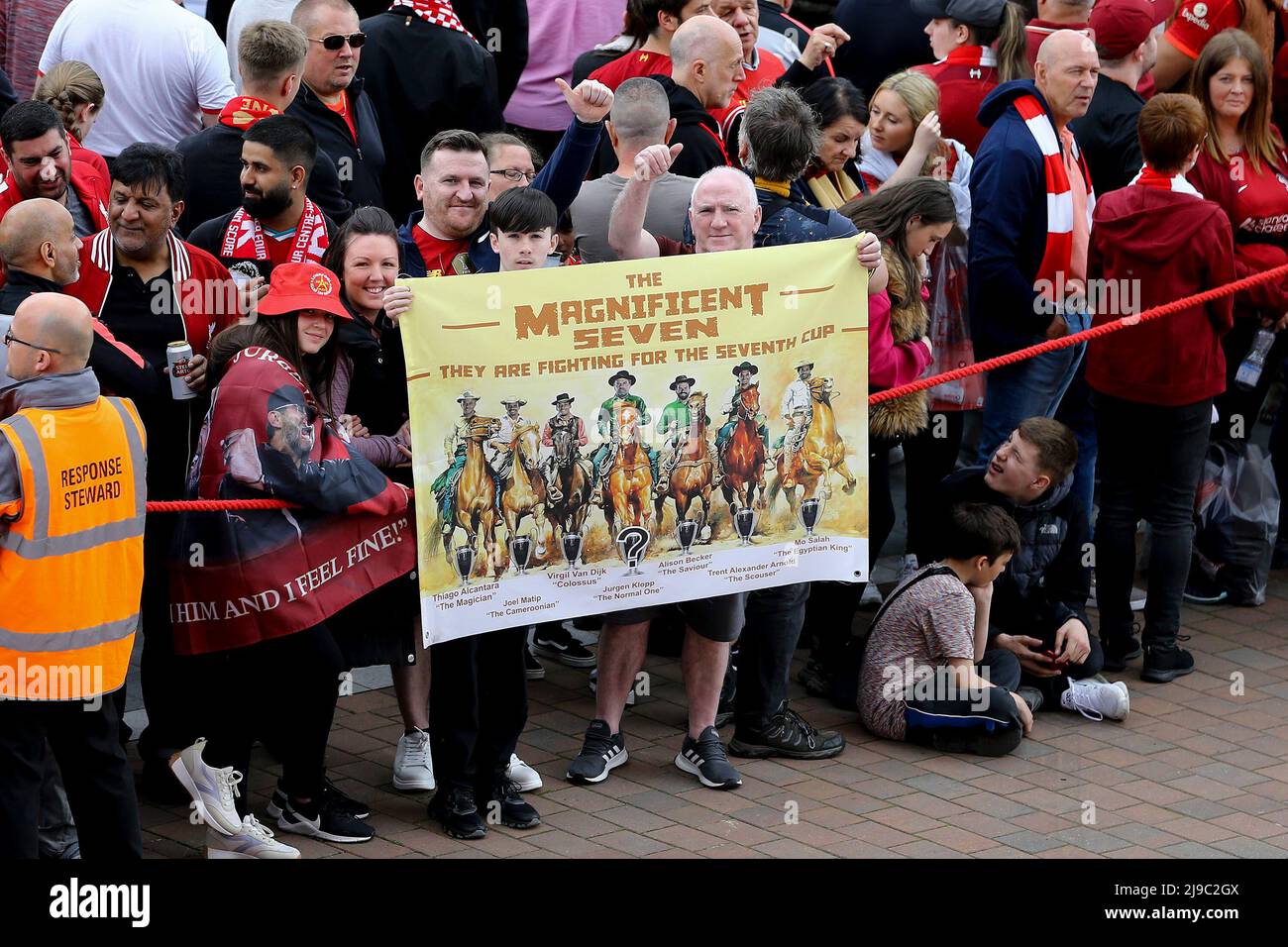 Liverpool, Royaume-Uni. 22nd mai 2022. Les fans de Liverpool attendent l'arrivée du bus de l'équipe du FC Liverpool. Match Premier League, Liverpool et Wolverhampton Wanderers à Anfield à Liverpool le dimanche 22nd mai 2022. Cette image ne peut être utilisée qu'à des fins éditoriales. Utilisation éditoriale uniquement, licence requise pour une utilisation commerciale. Aucune utilisation dans les Paris, les jeux ou les publications d'un seul club/ligue/joueur. photo par Chris Stading/Andrew Orchard sports Photography/Alamy Live News crédit: Andrew Orchard sports Photography/Alamy Live News Banque D'Images