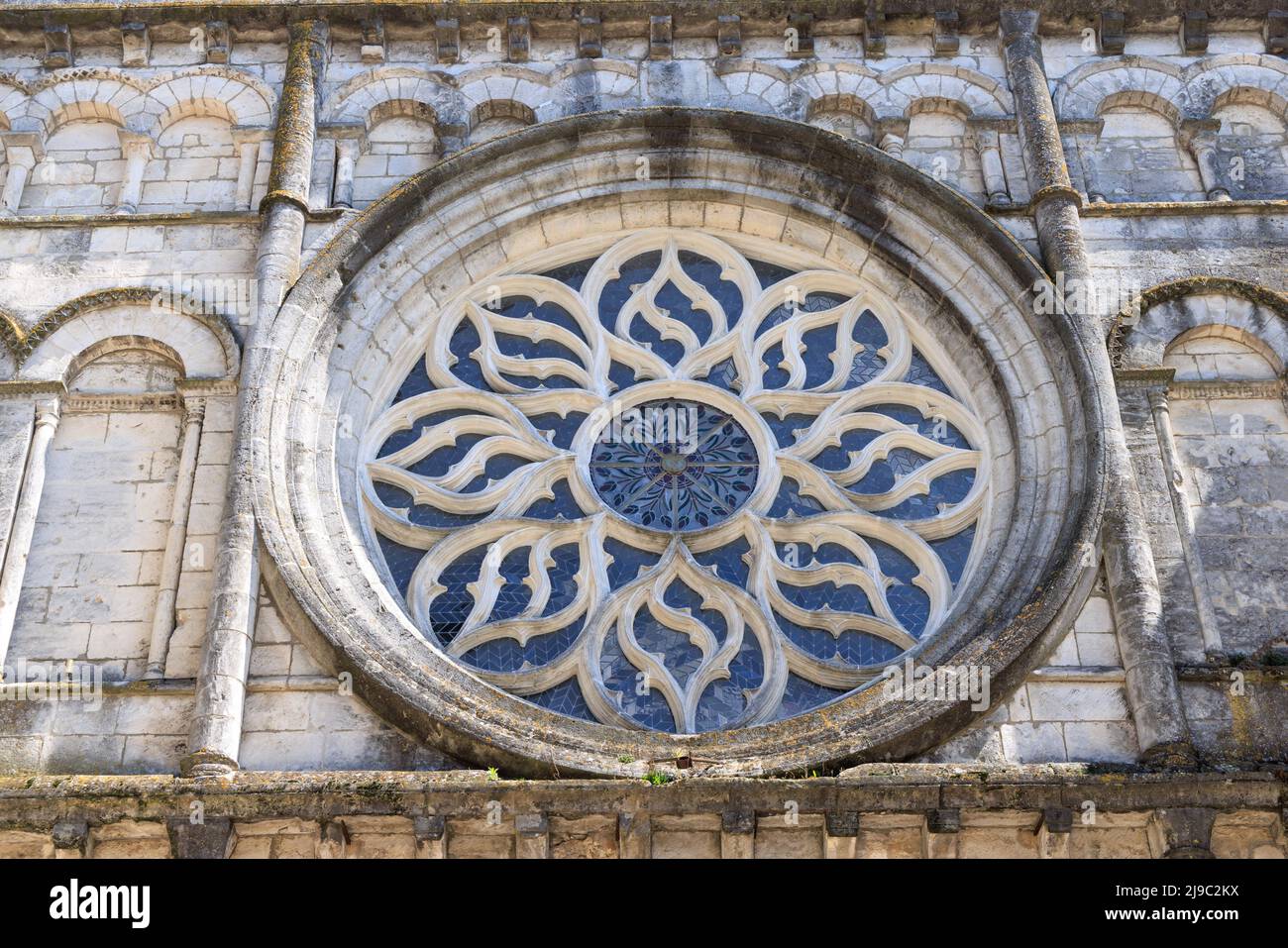 Cognac, France - 25 avril 2022 : gros plan de la fenêtre rose en forme de chuch St léger à Cognac en Charente France Banque D'Images