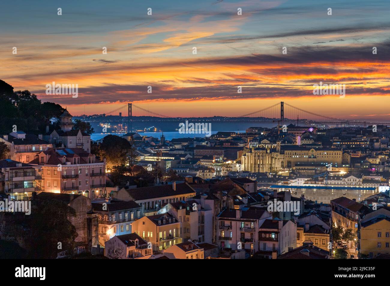 Coucher de soleil sur le pont du 25 avril et le sanctuaire national de Cristo Rei à Lisbonne, Portugal Banque D'Images