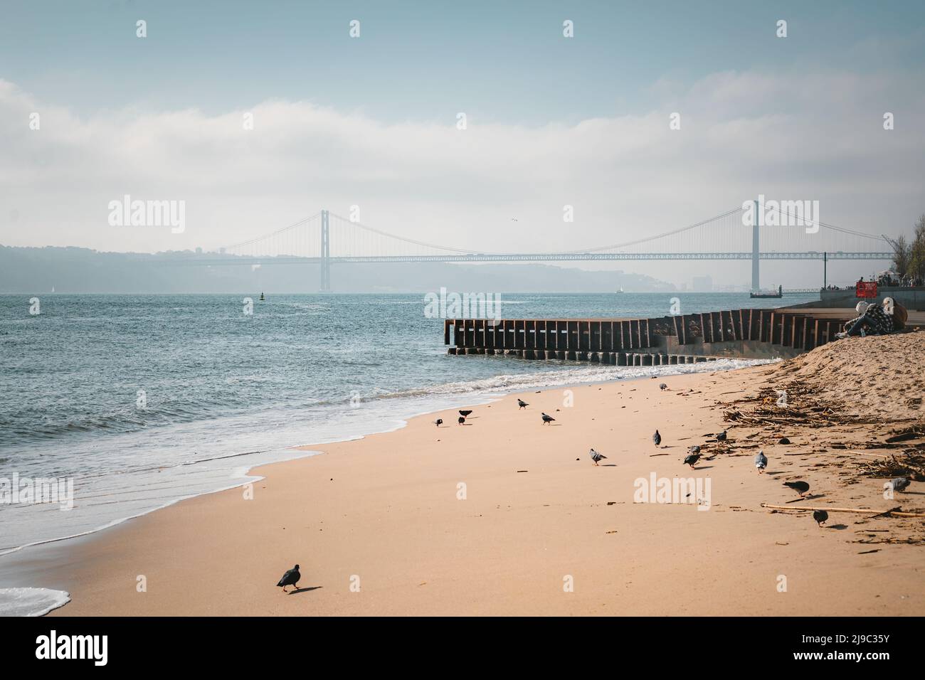 Coucher de soleil sur le pont du 25 avril et le sanctuaire national de Cristo Rei à Lisbonne, Portugal Banque D'Images