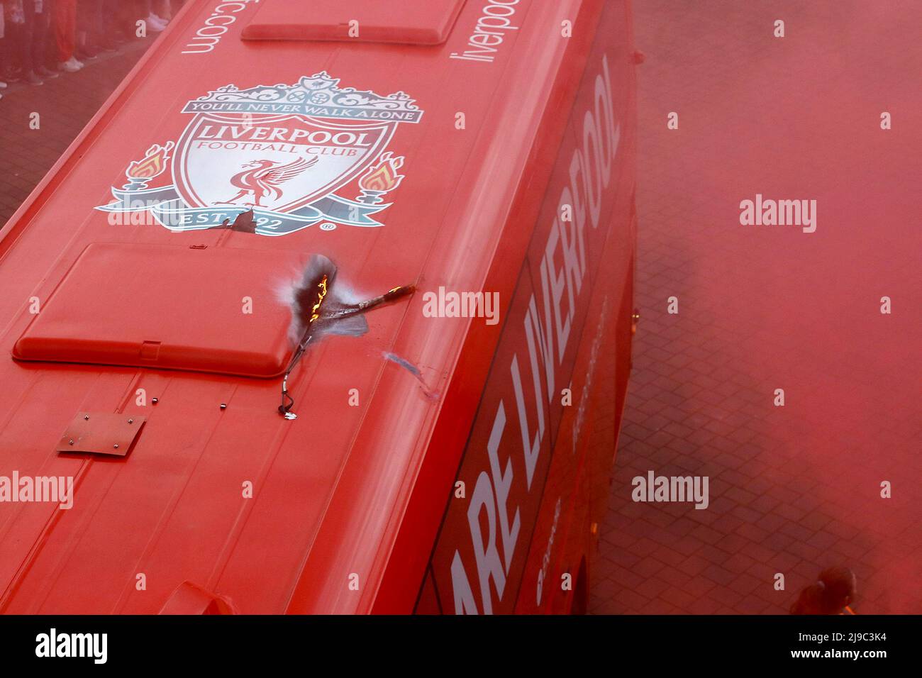 Liverpool, Royaume-Uni. 22nd mai 2022. Le haut du bus de l'équipe du FC Liverpool semble avoir pris feu lorsqu'il entre dans le stade avant le match d'aujourd'hui. Match Premier League, Liverpool et Wolverhampton Wanderers à Anfield à Liverpool le dimanche 22nd mai 2022. Cette image ne peut être utilisée qu'à des fins éditoriales. Utilisation éditoriale uniquement, licence requise pour une utilisation commerciale. Aucune utilisation dans les Paris, les jeux ou les publications d'un seul club/ligue/joueur. photo par Chris Stading/Andrew Orchard sports Photography/Alamy Live News crédit: Andrew Orchard sports Photography/Alamy Live News Banque D'Images