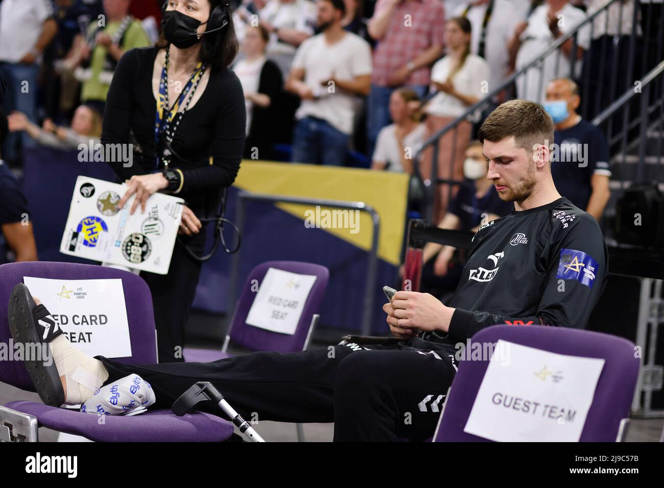 Hendrik Pekeler de Kiel, blessé au talon d’achille, est assis sur une chaise pendant la Ligue des champions de l’EHF, en quart de finale, match de handball de 2nd jambes entre les deux Banque D'Images