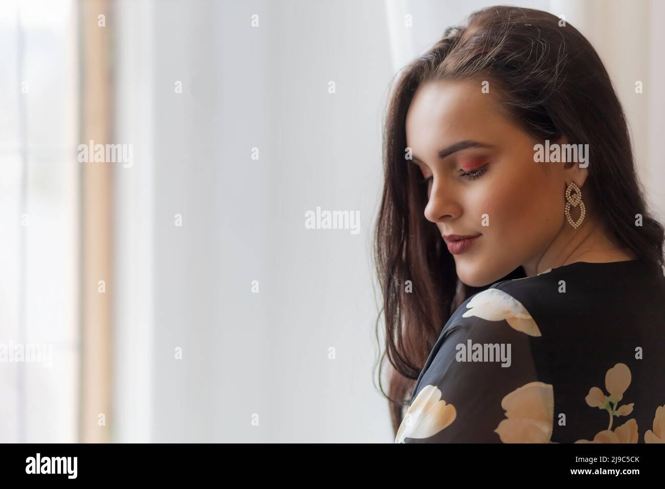 Portrait d'une jolie fille aux cheveux foncés. Horizontalement. Banque D'Images