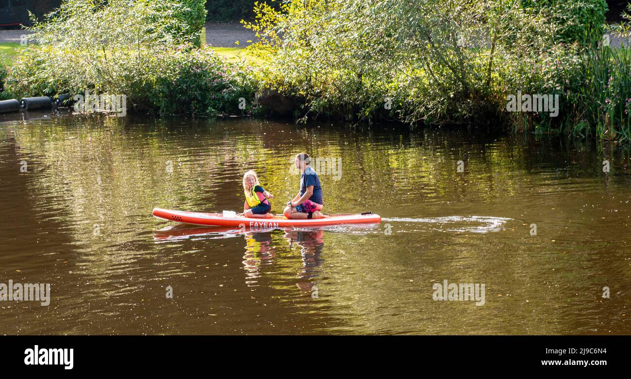 Un père et sa fille aiment pagayer sur la rivière Nidd à Knaresborough en Angleterre. Banque D'Images