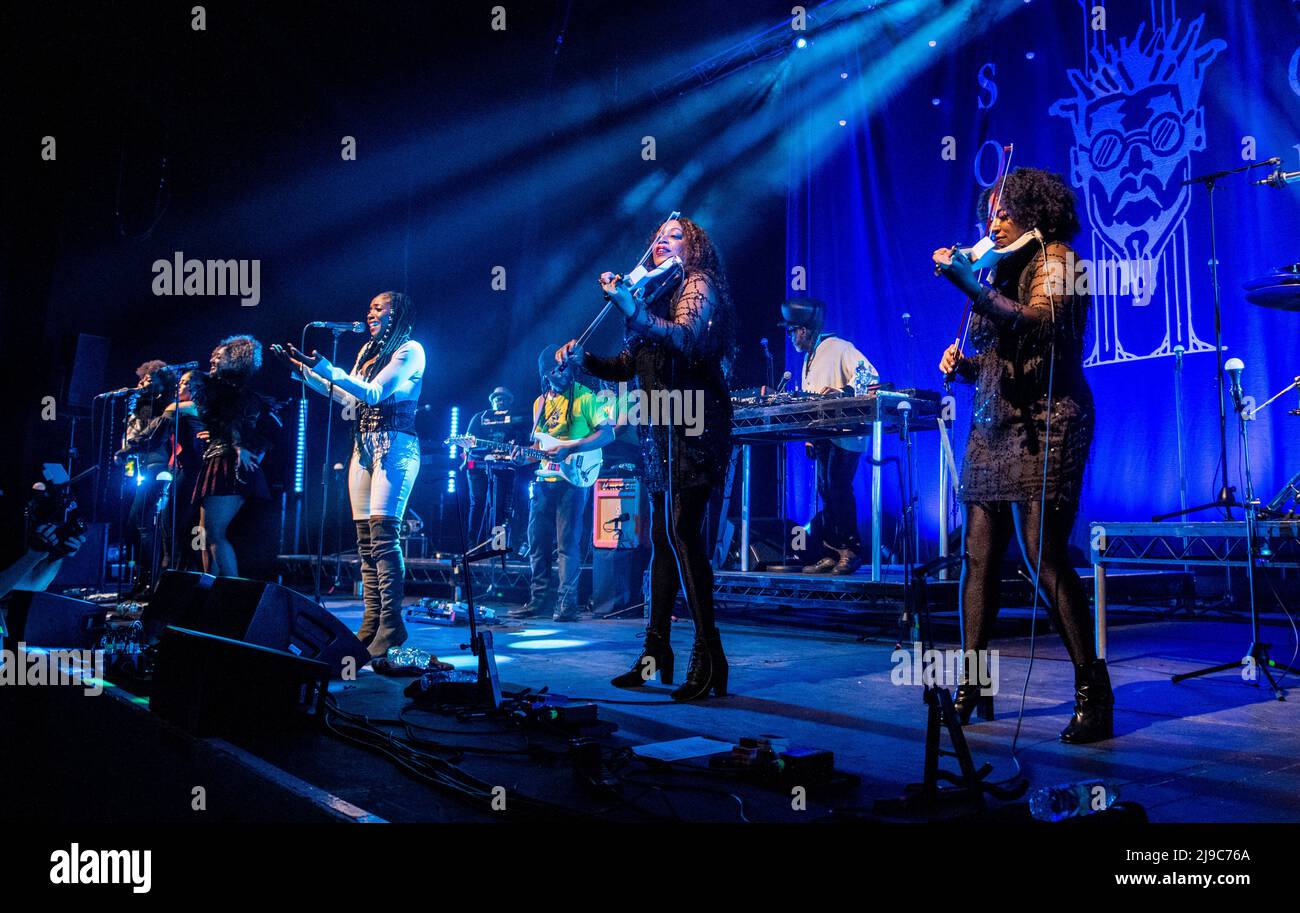 Le groupe britannique Soul and Dance Soul II Soul joue un concert au Barbican à York, en Angleterre. Banque D'Images