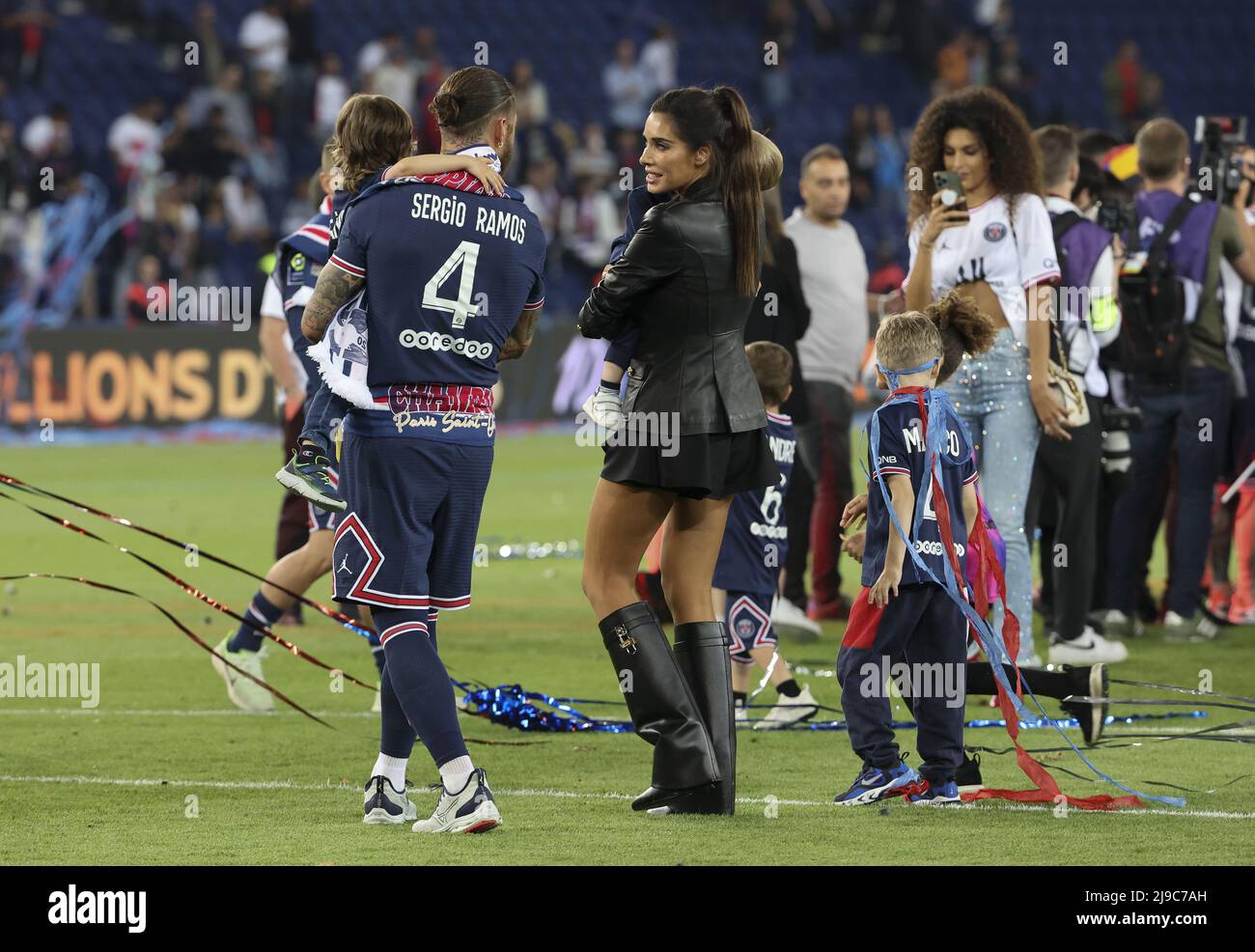 Sergio Ramos de PSG, son épouse Pilar Rubio et leurs enfants célèbrent à la suite de la cérémonie du Trophée de la Ligue 1 à la suite du championnat français de football de la Ligue 1 entre Paris Saint-Germain (PSG) et le FC Metz le 21 mai 2022 au stade du Parc des Princes à Paris, France - photo: Jean Catuffe/DPPI/LiveMedia Banque D'Images