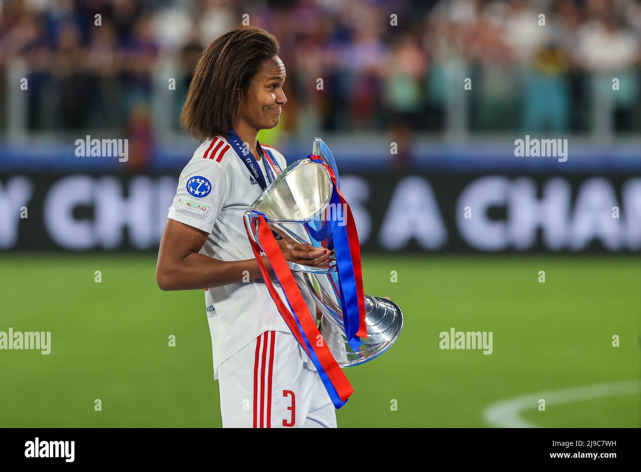Wendie Renard de l'Olympique Lyonnais célèbre avec le trophée lors du match de football final 2021/22 de l'UEFA Women's Champions League entre le FC Barcelone et l'Olympique Lyonnais au stade Allianz.(score final; FC Barcelone 1:3 Olympique Lyonnais) (photo de Fabrizio Carabelli / SOPA Images / Sipa USA) Banque D'Images