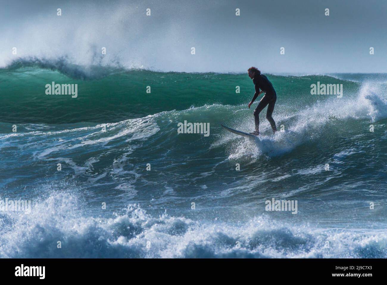 Surf et grandes vagues à Fistral à Newquay en Cornouailles. Banque D'Images