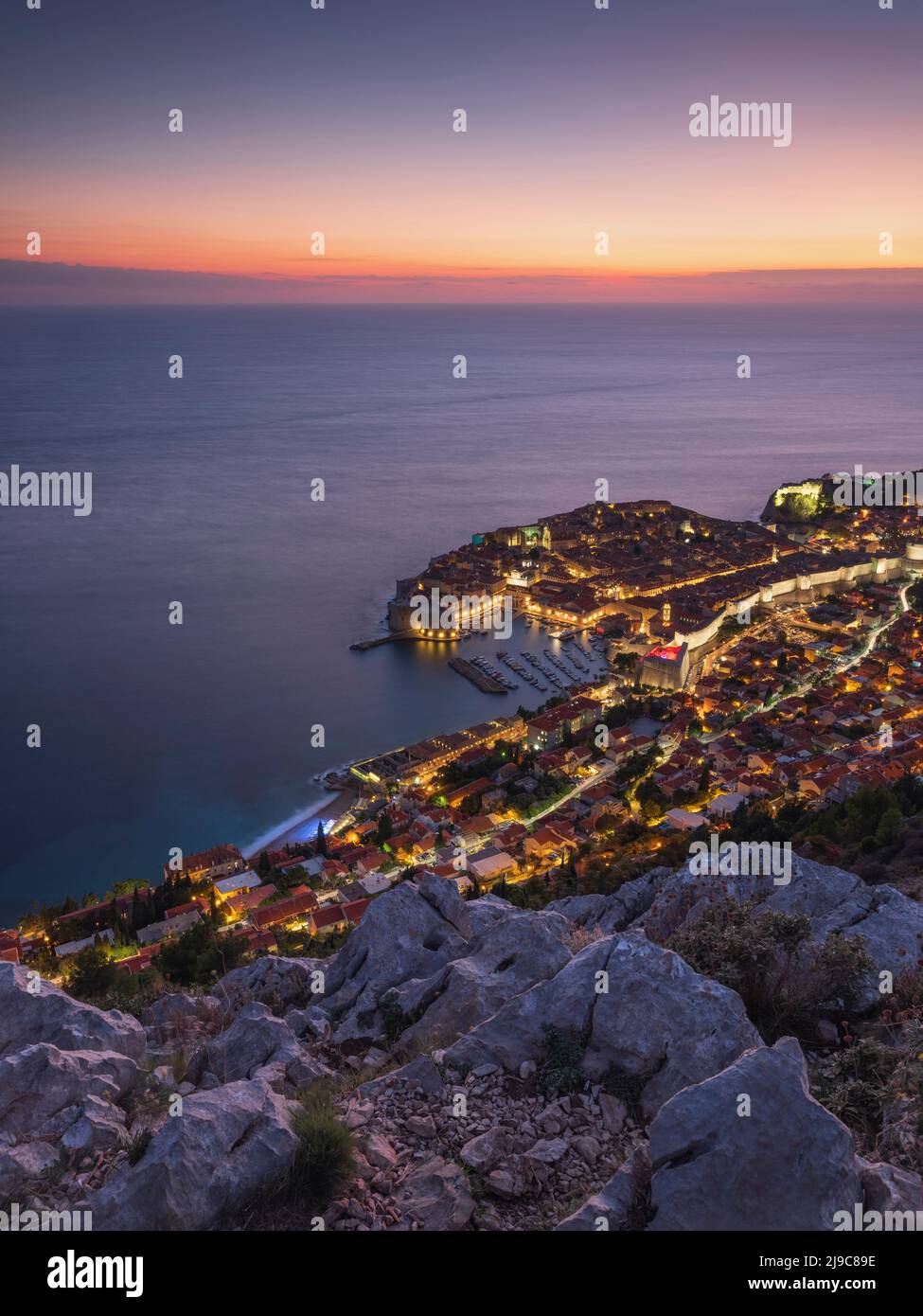 Vue sur la vieille ville de Dubrovnik au crépuscule. Banque D'Images