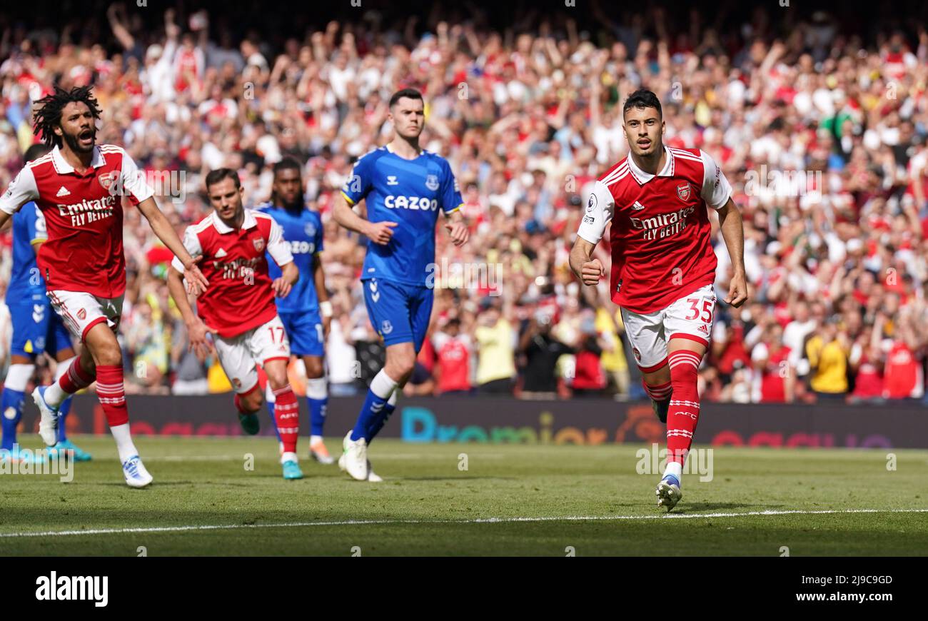 Gabriel Martinelli, d'Arsenal, célèbre le premier but du match de sa partie depuis la zone de pénalité lors du match de la Premier League à l'Emirates Stadium, Londres. Date de la photo: Dimanche 22 mai 2022. Banque D'Images