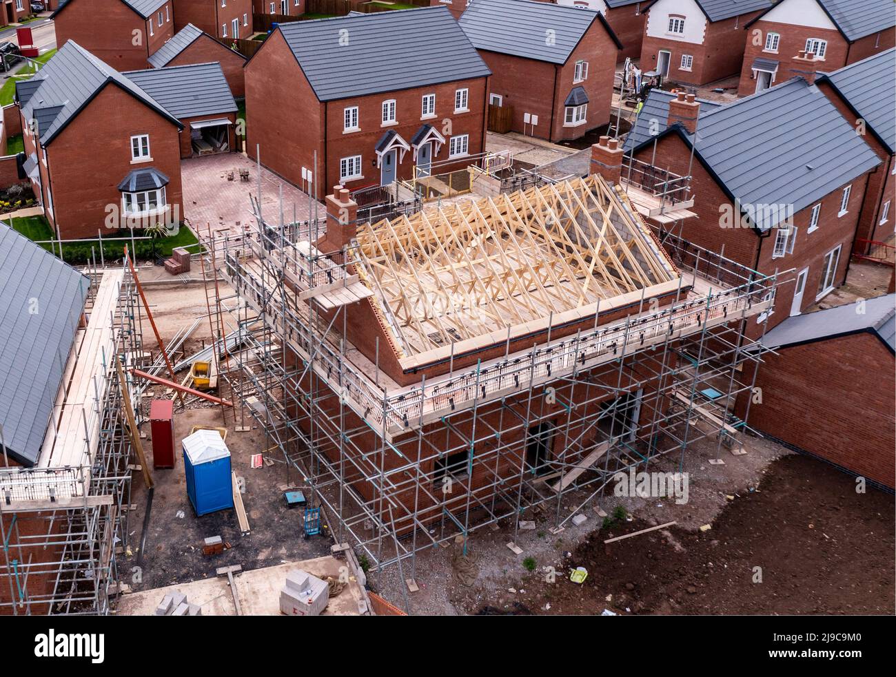 Une vue aérienne de nouvelles maisons de construction sur un nouveau domaine de logement avec le toit exposé et des chevrons en bois et des poutres apparentes Banque D'Images