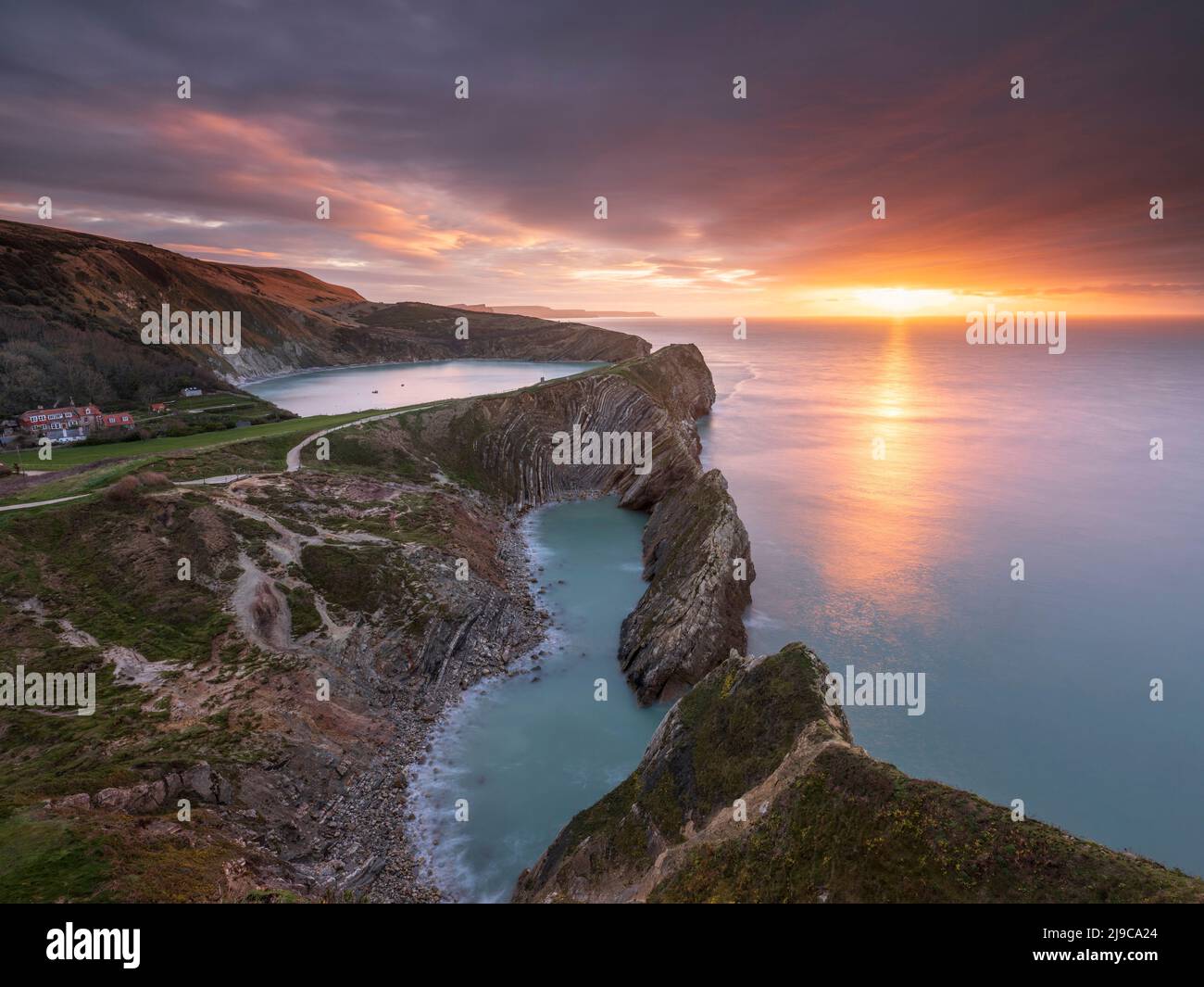 Lever de soleil sur Stair Hole et Lulworth Cove à Dorset. Banque D'Images