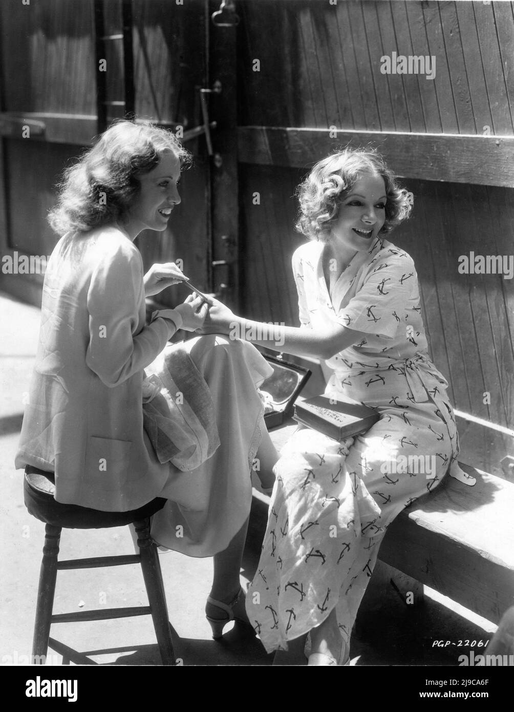 HELEN HAYES a une manucure sur le terrain de Paramount Studios au moment où elle filmait SES ADIEUX AU réalisateur D'ARMES 1932 FRANK BORZAGE roman Ernest Hemingway Paramount Pictures Banque D'Images