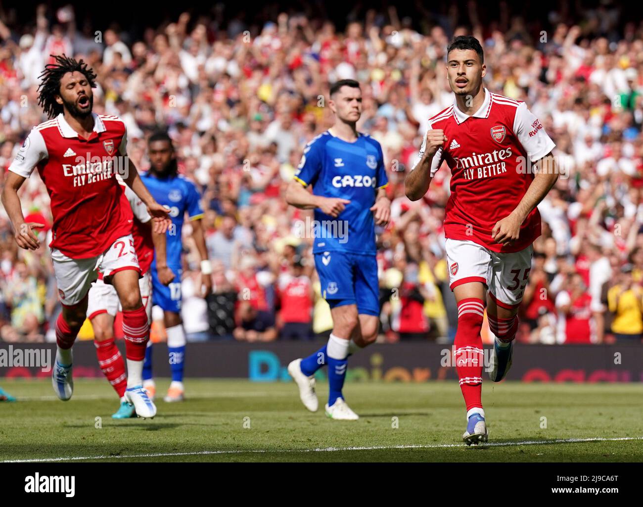 Gabriel Martinelli, d'Arsenal, célèbre le premier but du match de sa partie depuis la zone de pénalité lors du match de la Premier League à l'Emirates Stadium, Londres. Date de la photo: Dimanche 22 mai 2022. Banque D'Images