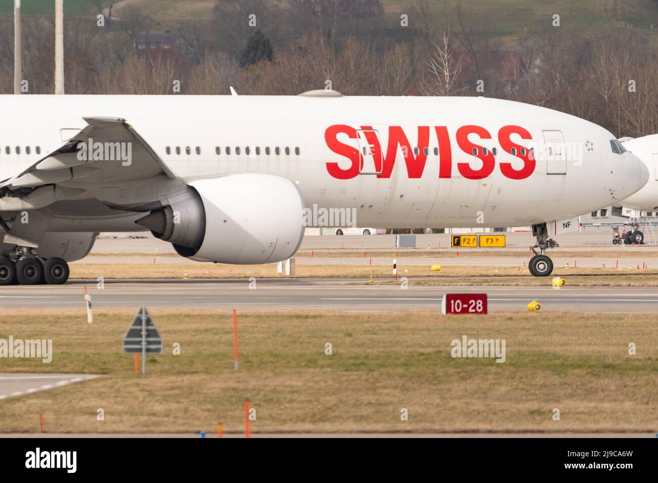 Zurich, Suisse, 24 février 2022 Swiss International Airlines Boeing 777-300ER est en train de rouler à sa porte Banque D'Images