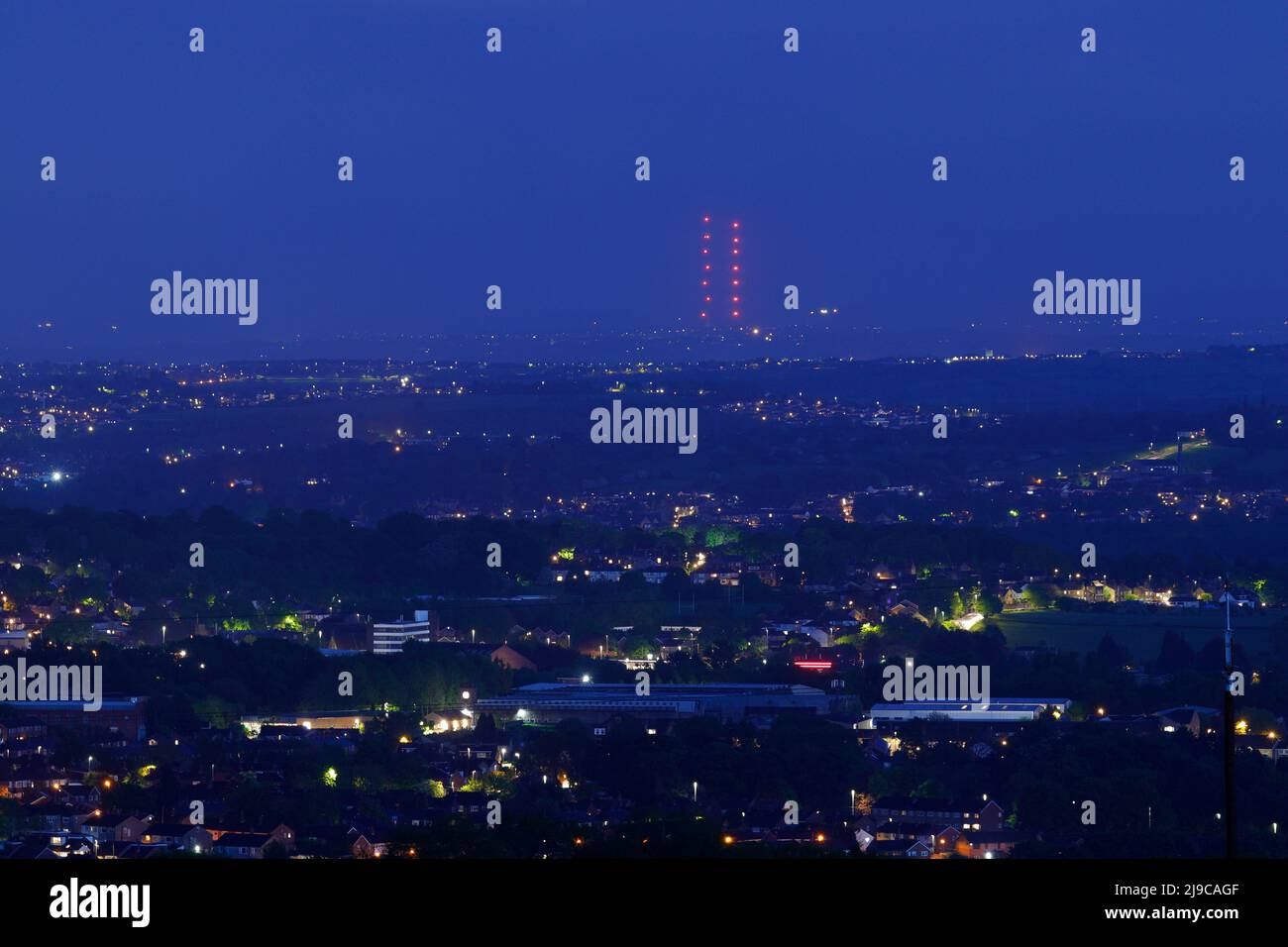 Vue sur les émetteurs d'Emley Moor depuis Otley Chevin, à 19,5 kilomètres Banque D'Images