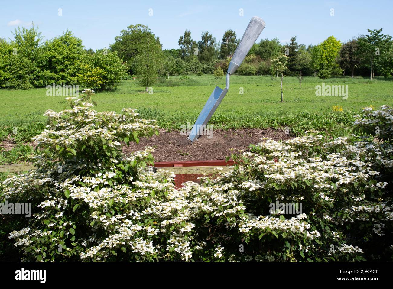 Jardin Trowel Sculpture Breezy genoux Gardens Banque D'Images