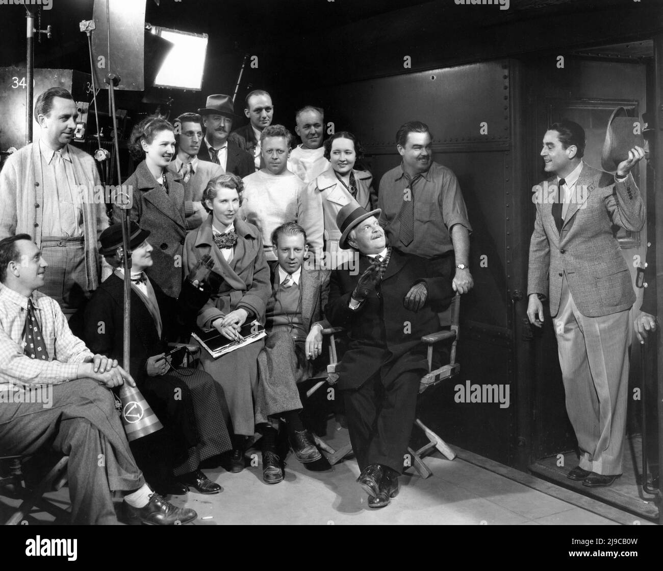 LE cinéaste WILLIAM C. MELLOR et VICTOR MOORE (tous assis) de BEULAH BONDI sur place sont en plein air avec le réalisateur LEO McCAREY (tout à droite) Et Movie Crew pendant le tournage de MAKE WAY FOR TOMORROW 1937 réalisateur / producteur LEO McCAREY roman Josephine Lawrence joue Helen Leary et Nolan Leary scénario Vina Delmar Paramount Pictures Banque D'Images