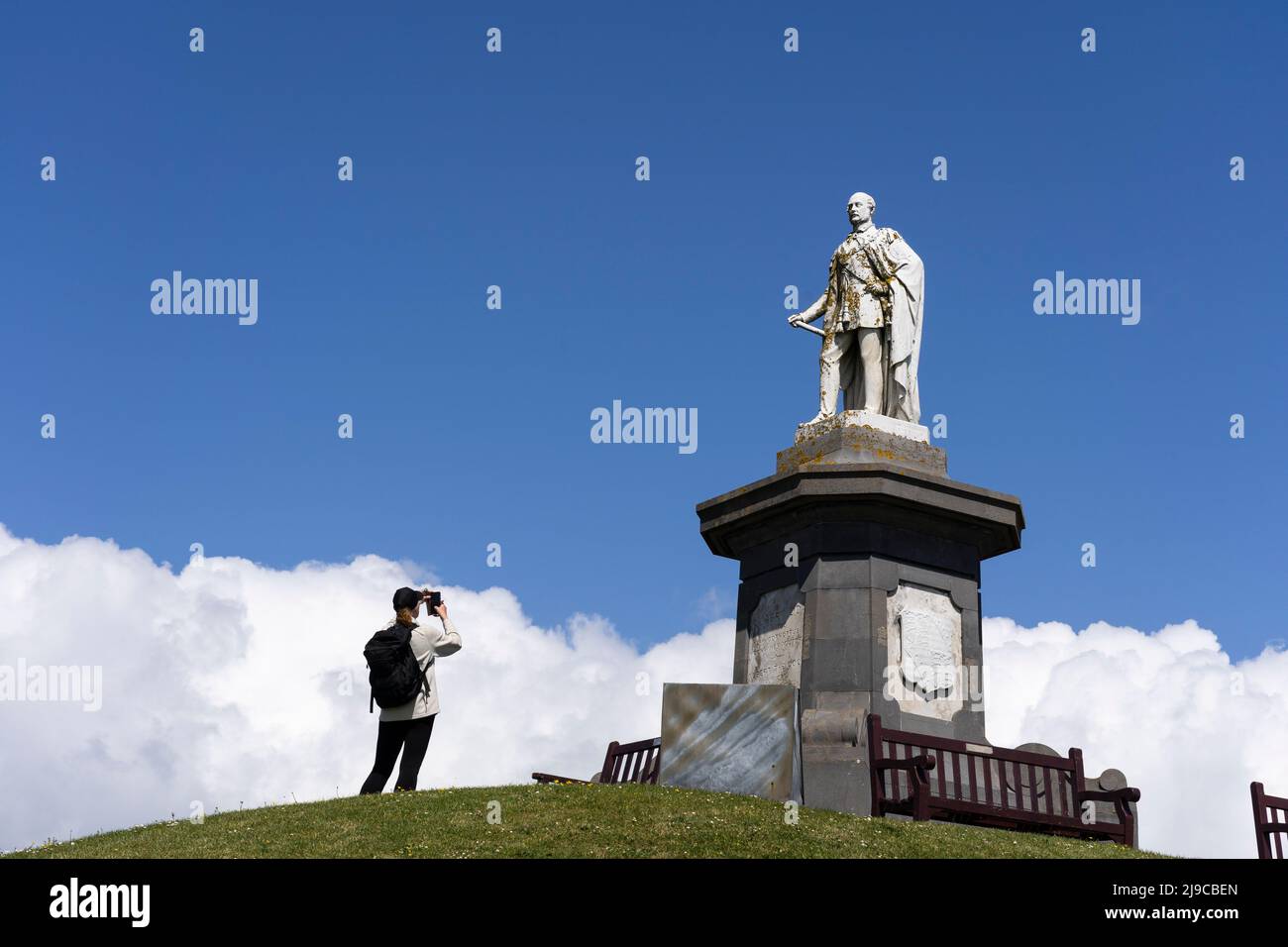 Une touriste qui prend une photo du mémorial gallois du Prince Albert érigé en 1865 sur la colline du Château à Tenby, au pays de Galles Banque D'Images