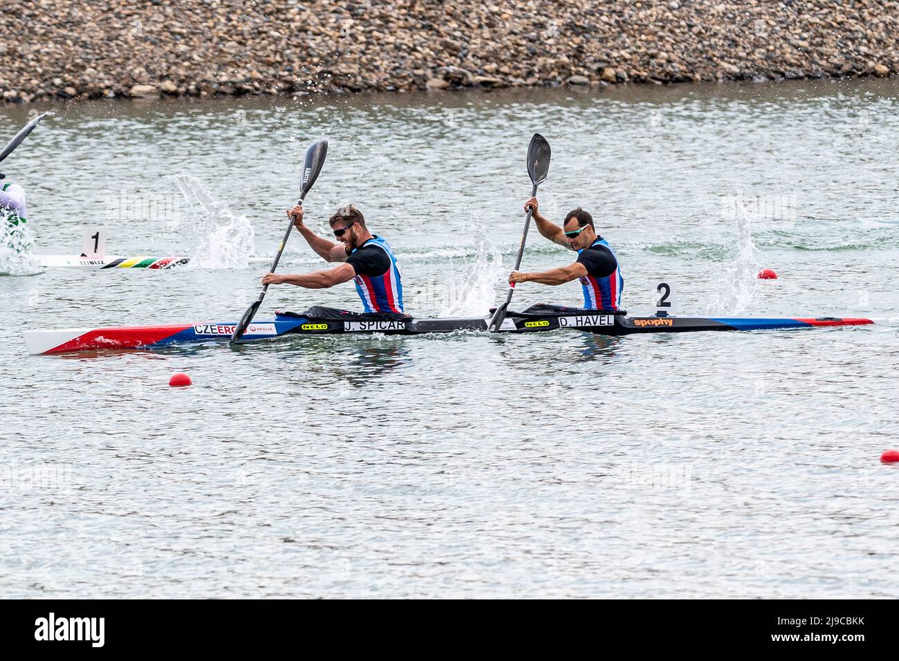 Jakub Spicar et Daniel Havel participent à la dernière course masculine de K2 500m à la course de la coupe du monde de sprint 2022 d'ICF Canoe, le 22 mai 2022, à Racice, en République tchèque. (CTK photo/Ondrej Hajek) Banque D'Images