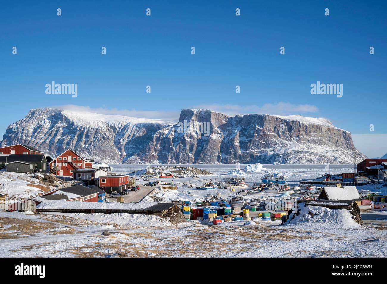 Ville d'Uummannaq dans l'ouest du Groenland avec l'île de Storen en arrière-plan. Banque D'Images