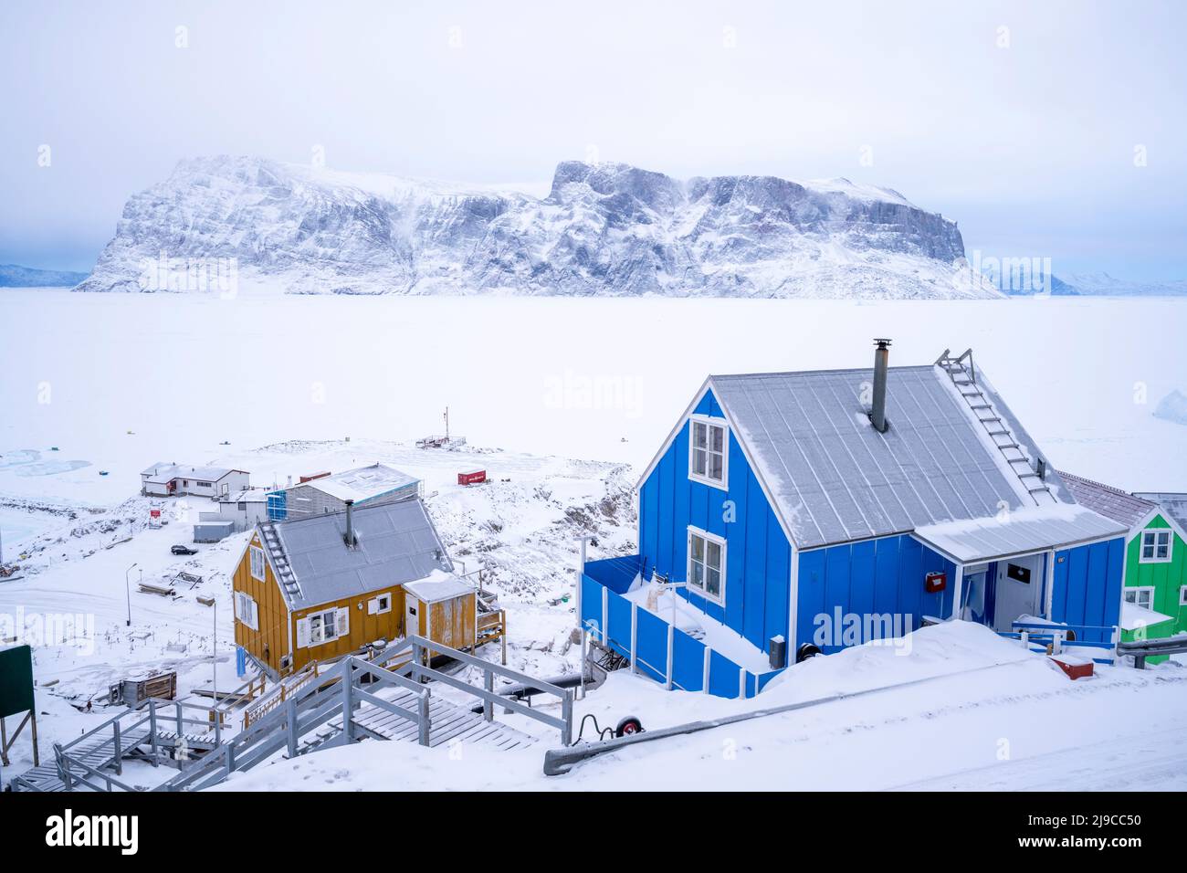 Maisons colorées donnant sur la glace de mer à Uummannaq, dans l'ouest du Groenland. Banque D'Images