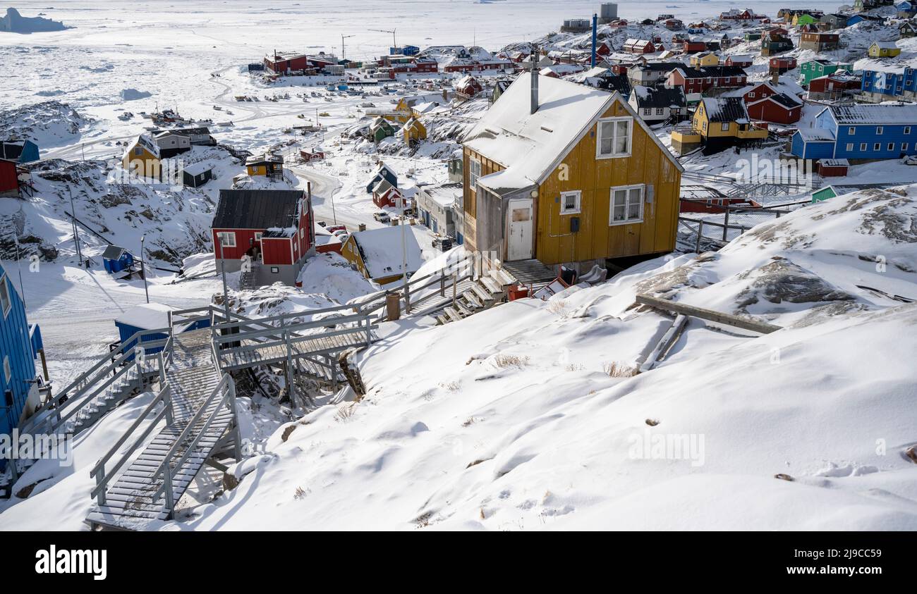 Maisons colorées et escaliers donnant sur le port d'Uummannaq, dans l'ouest du Groenland. Banque D'Images