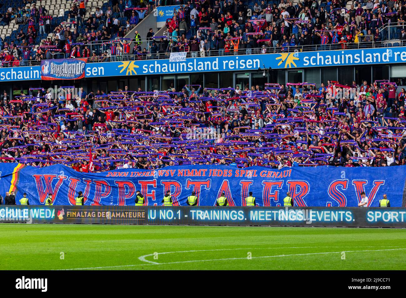 Sports, football, coupe du Rhin inférieur 2021/2022, final, SV Straelen vs Wuppertaler SV 1-0, Schauinsland-Reisen-Arena à Duisburg, les fans de football Wuppertal se tournent vers le match et présentent leurs scarifs de club Banque D'Images