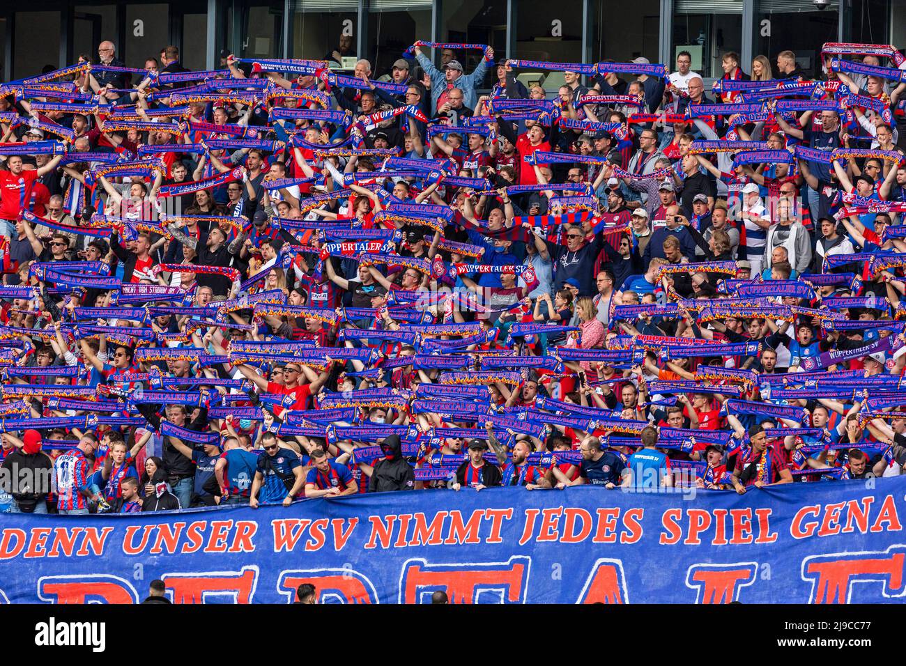Sports, football, coupe du Rhin inférieur 2021/2022, final, SV Straelen vs Wuppertaler SV 1-0, Schauinsland-Reisen-Arena à Duisburg, les fans de football Wuppertal se tournent vers le match et présentent leurs scarifs de club Banque D'Images