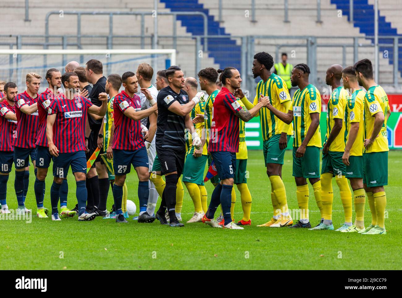 Sports, football, coupe du Rhin inférieur 2021/2022, finale, SV Straelen vs Wuppertaler SV 1-0, Schauinsland-Reisen-Arena à Duisburg, bienvenue aux équipes Banque D'Images