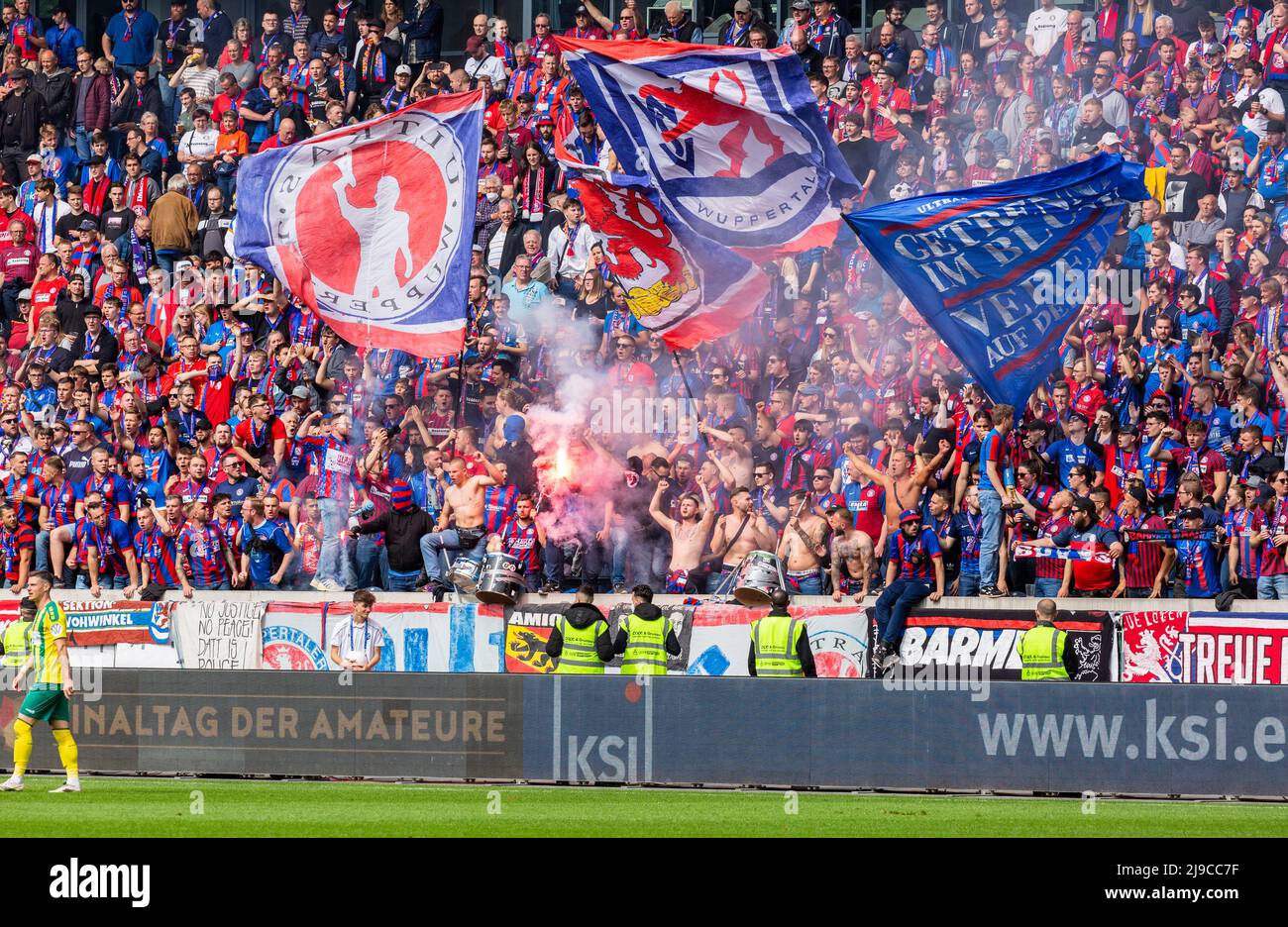 Sports, football, coupe du Rhin inférieur 2021/2022, final, SV Straelen vs Wuppertaler SV 1-0, Schauinsland-Reisen-Arena à Duisburg, Wuppertal les fans de football se tournent vers le match et présentent leurs drapeaux de club Banque D'Images