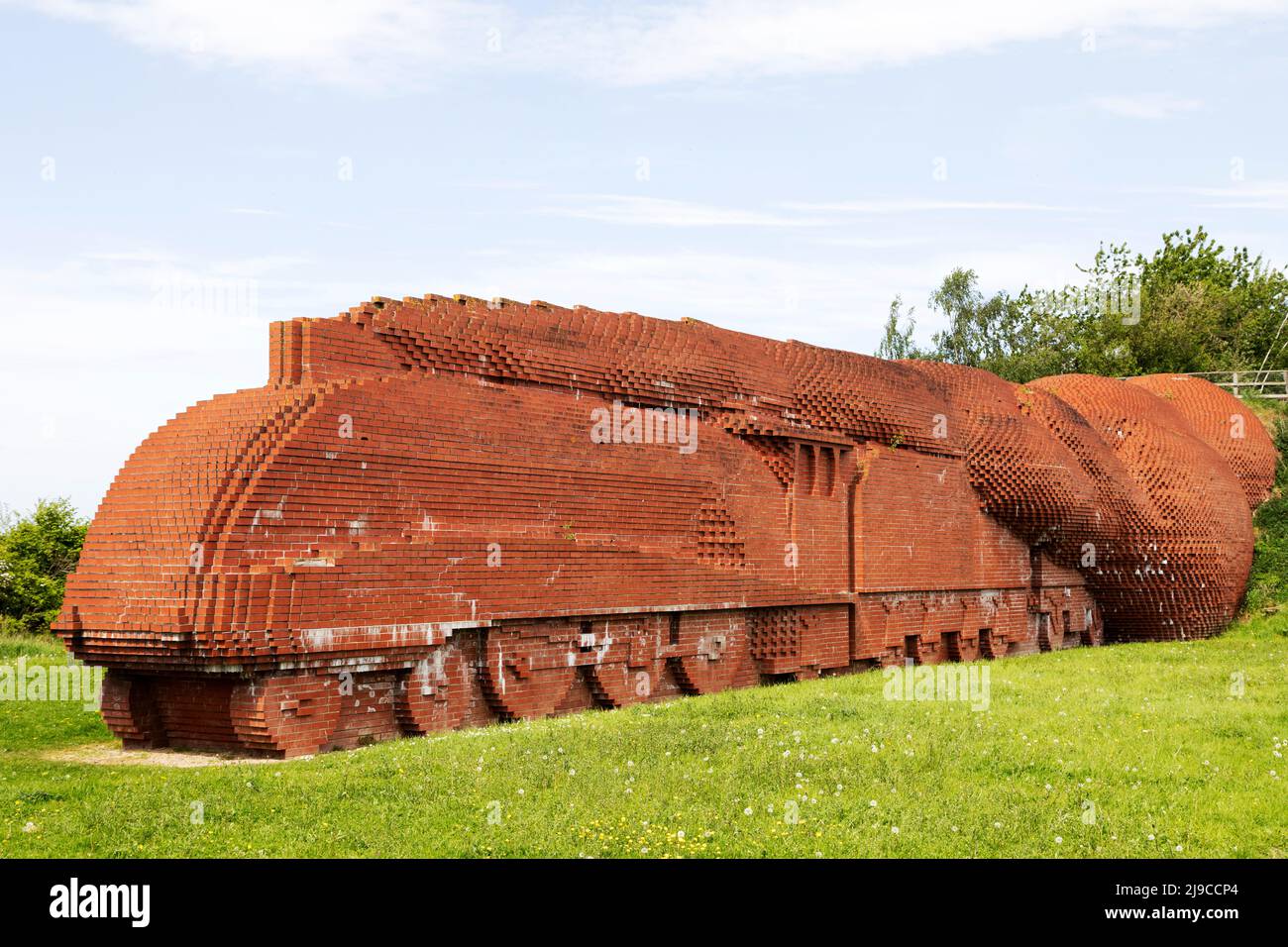 Darlington Brick train à Darlington, comté de Durham, Angleterre. La sculpture en briques, représentant une locomotive de Mallard rapide, a été créée par David M. Banque D'Images