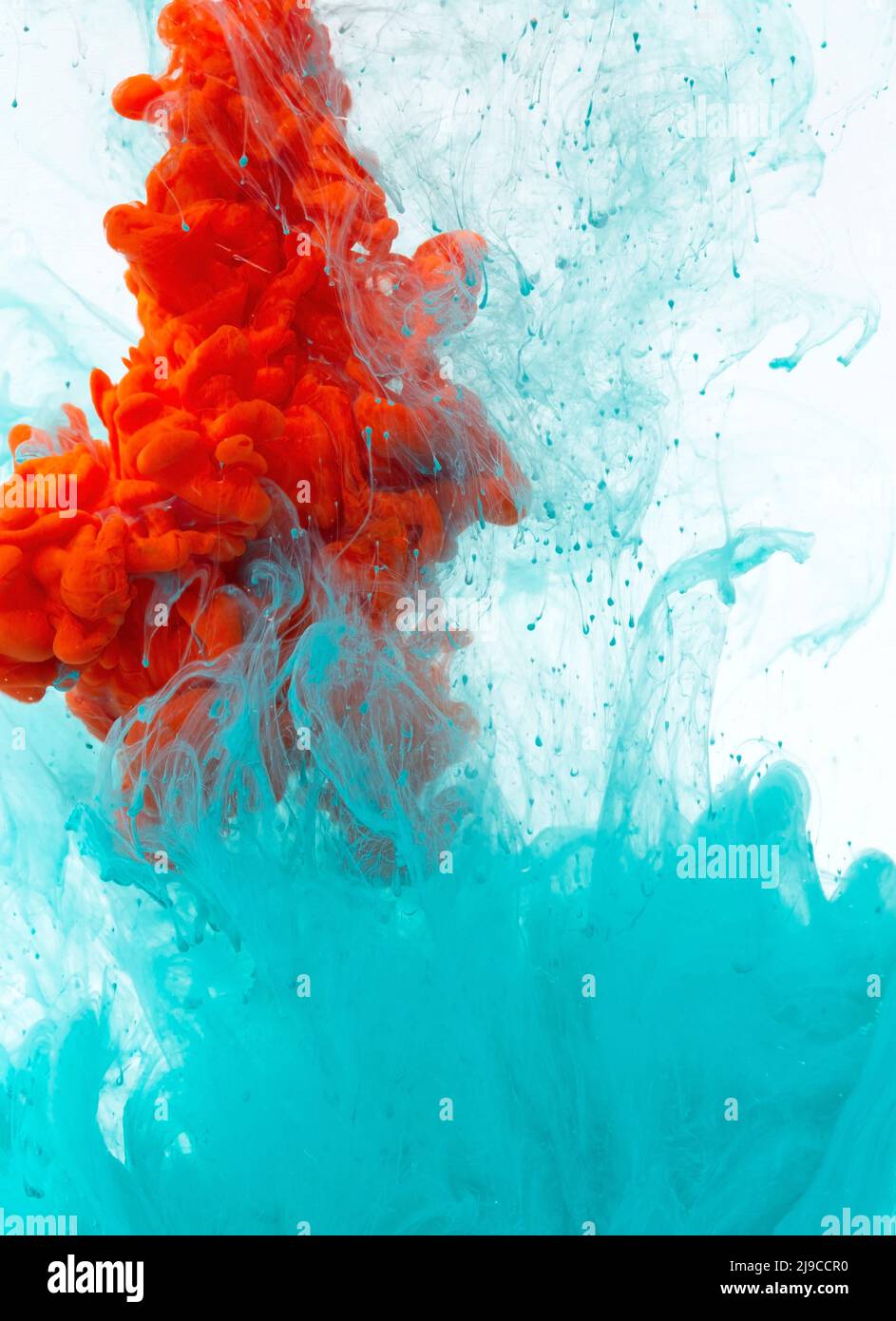 Couleurs acryliques rouges et bleues dans l'eau Banque D'Images