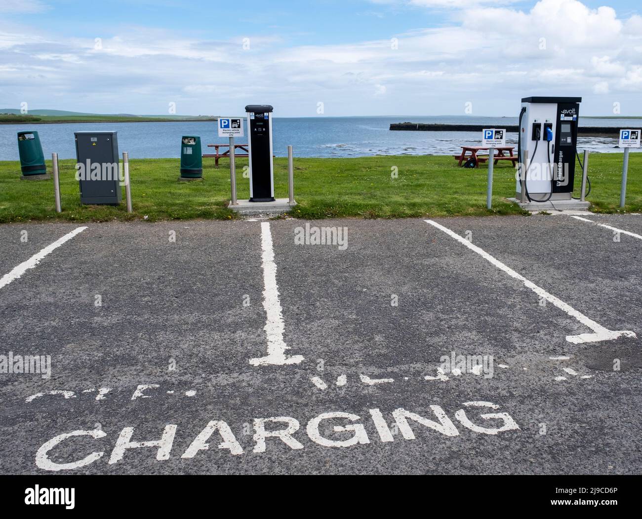 Station de charge rapide pour véhicule électrique, Finstown, Orkney, Écosse. Banque D'Images