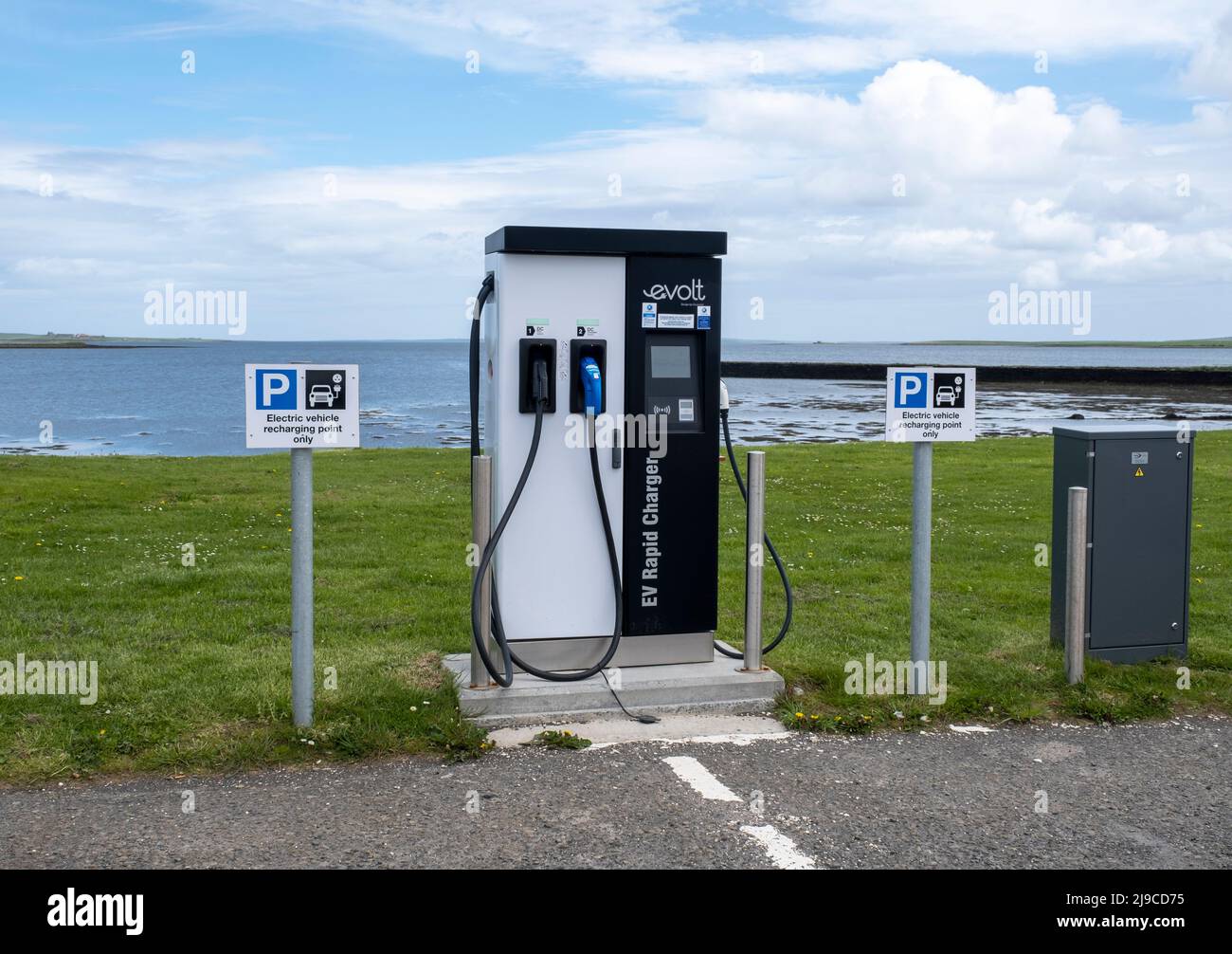 Station de charge rapide pour véhicule électrique, Finstown, Orkney, Écosse. Banque D'Images