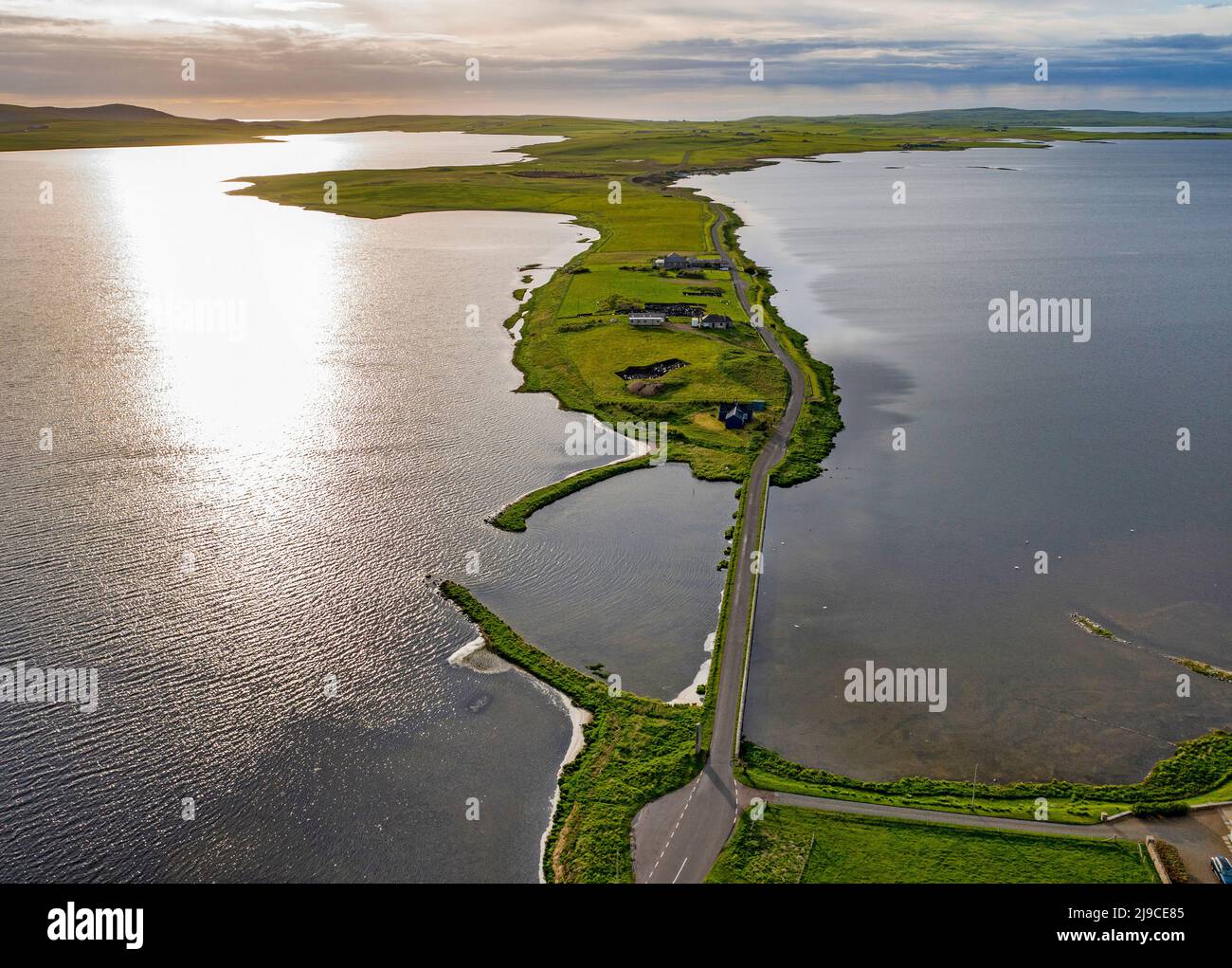 Vue aérienne du site archéologique de Ness of Brodgar situé entre le Loch Stenness (à gauche) et le Loch Harray, West Mainland, Orkney Islands, Écosse. Banque D'Images