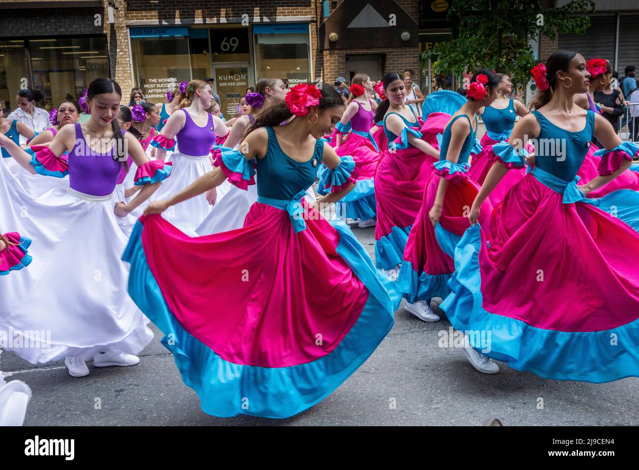 Danseuses en costumes colorés lors de la danse Parade 2022 sur Fifth Avenue et dans Greenwich Village et l'East Village, New York City, NY, Etats-Unis Banque D'Images