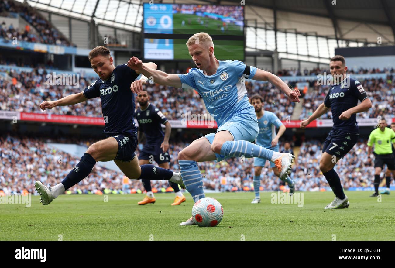 Manchester, Royaume-Uni. 22nd mai 2022. Matty Cash de Aston Villa et Oleksandr Zinchenko de Manchester City pendant le match de la Premier League au Etihad Stadium de Manchester. Crédit photo à lire : Darren Staples/Sportimage crédit : Sportimage/Alay Live News Banque D'Images