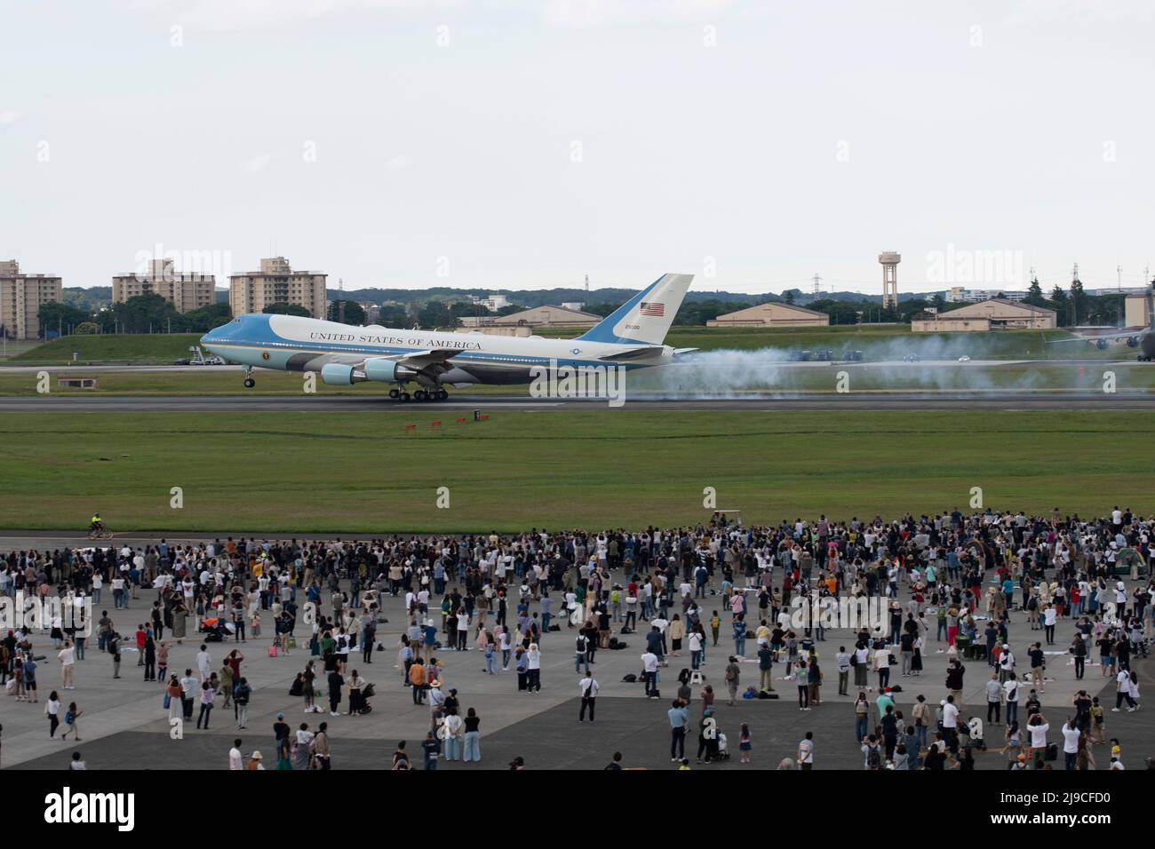 Fussa, Japon. 22nd mai 2022. Air Force One transportant le président des États-Unis Joe Biden, débarque pendant le Festival d'amitié américano-japonais à la base aérienne de Yokota, le 22 mai 2022 à Fussa, au Japon. Biden est arrivé de Corée du Sud pour une visite programmée de trois jours au Japon. Crédit : TSgt. Joshua Edwards/États-Unis Air Force/Alamy Live News Banque D'Images