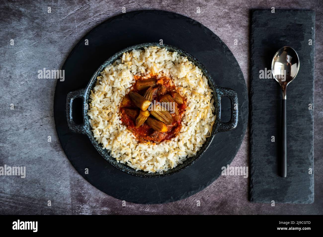 Okra et ragoût de viande dans une assiette en pot. Vue de dessus, espace de copie Banque D'Images