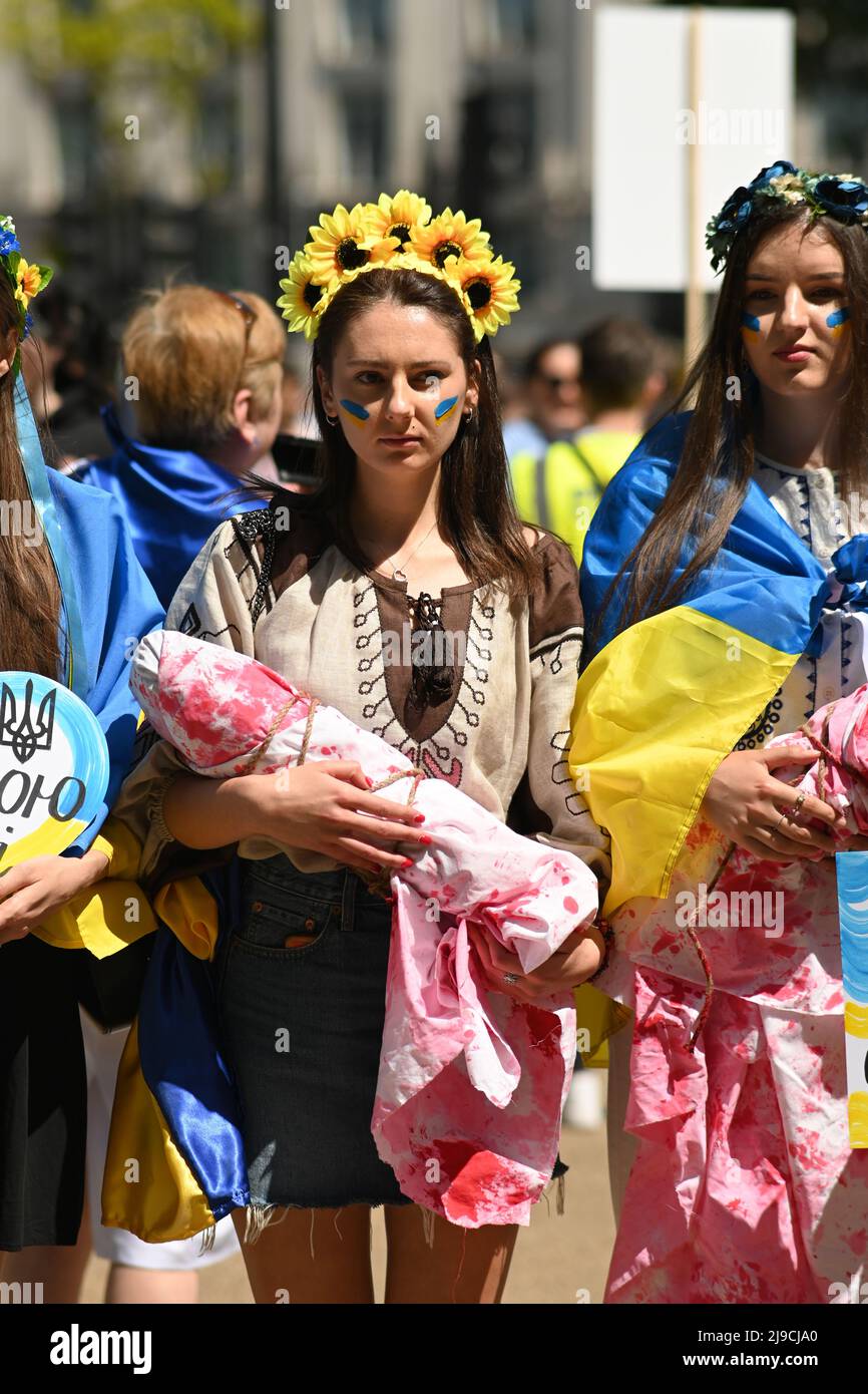 Londres, Royaume-Uni. 22nd mai 2022. La Marche des mères pour les enfants ukrainiens croit que des milliers d'enfants ukrainiens se déchitent et transportent en Russie. Mars de Marble Arch à l'ambassade de Russie, Londres, Royaume-Uni. - 22 mai 2022. Crédit : Picture Capital/Alamy Live News Banque D'Images