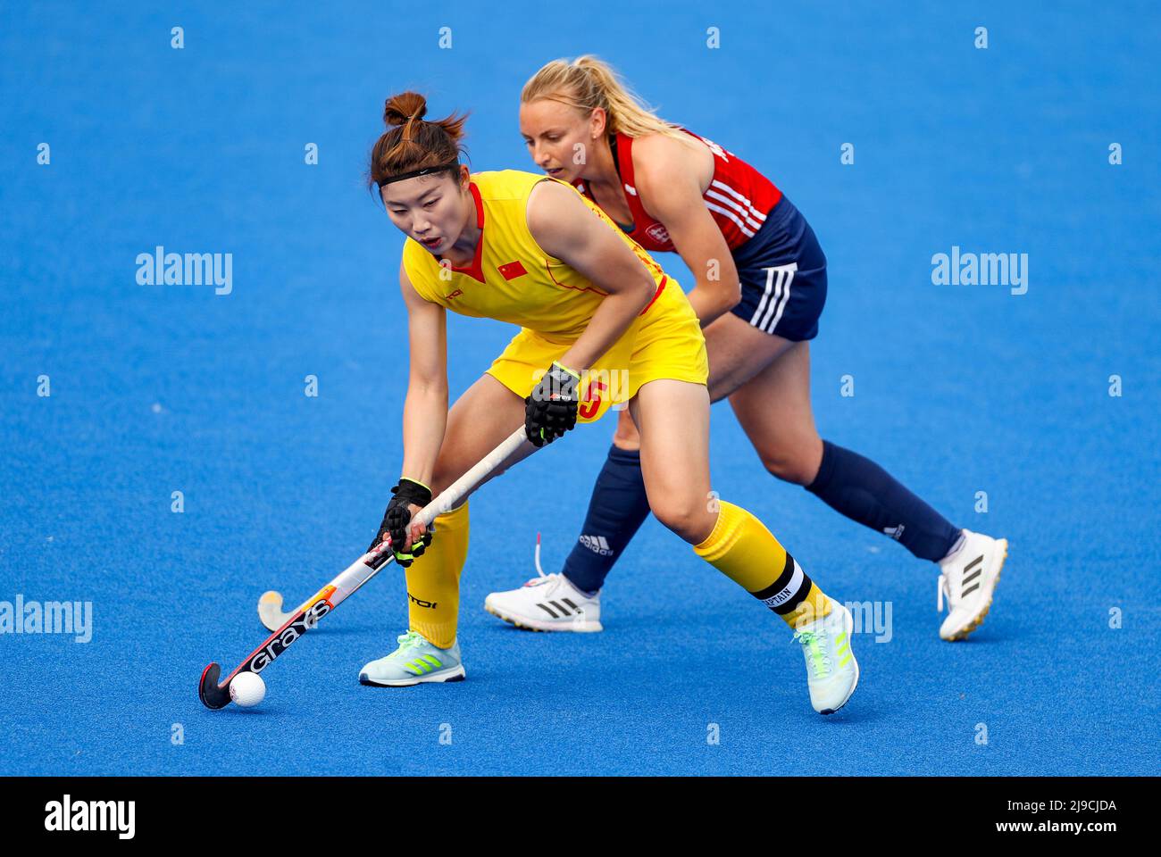 Le Jiaqi Li de la Chine combat avec Hannah Martin de l'Angleterre lors du match de la FIH Hockey Pro League à Lee Valley, Londres. Date de la photo: Dimanche 22 mai 2022. Banque D'Images