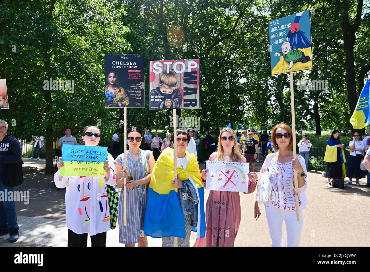 Londres, Royaume-Uni. 22nd mai 2022. La Marche des mères pour les enfants ukrainiens croit que des milliers d'enfants ukrainiens se déchitent et transportent en Russie. Mars de Marble Arch à l'ambassade de Russie, Londres, Royaume-Uni. - 22 mai 2022. Crédit : Picture Capital/Alamy Live News Banque D'Images