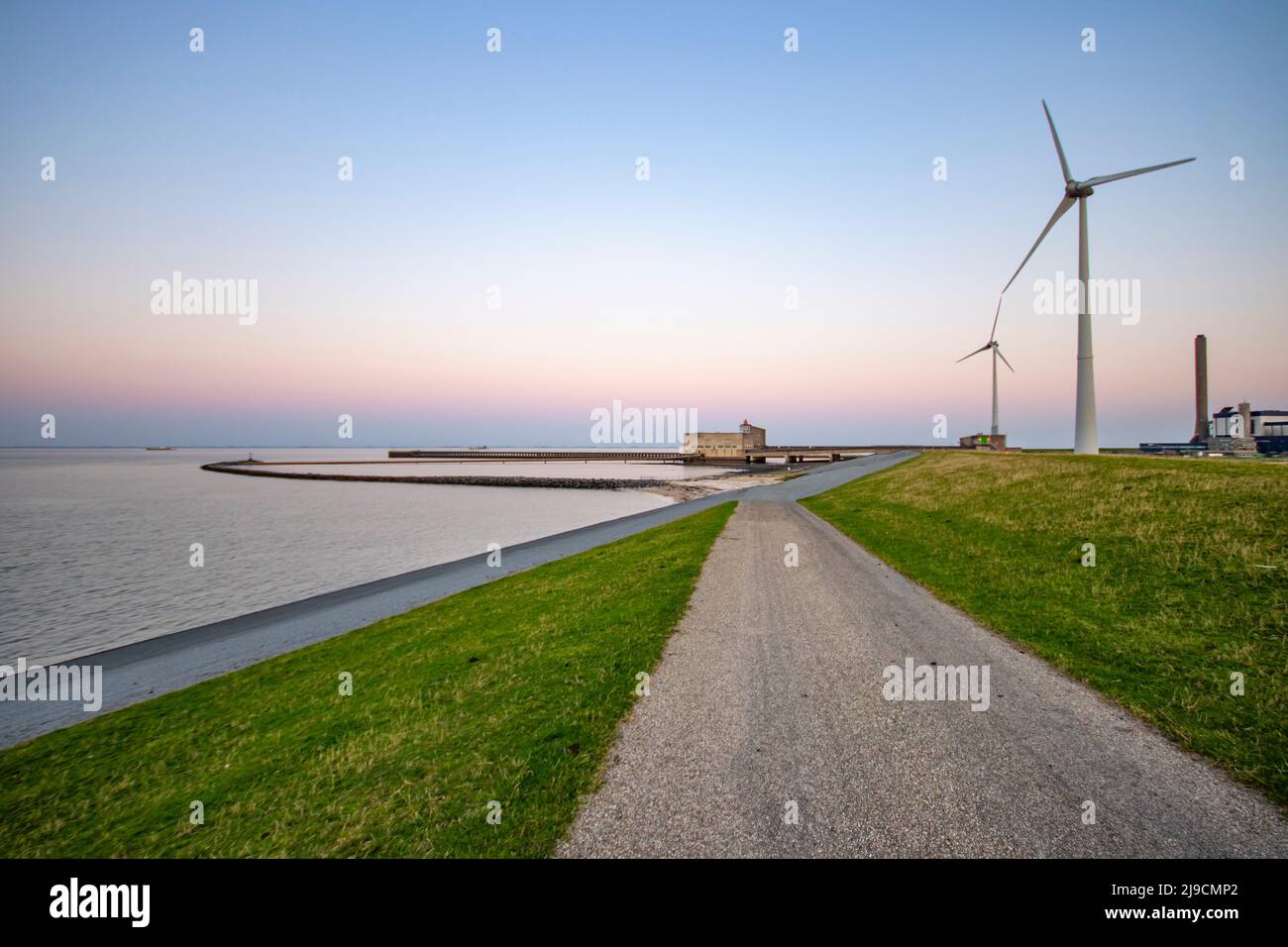 Un après-midi ensoleillé sur une digue à Eemshaven, aux pays-Bas Banque D'Images