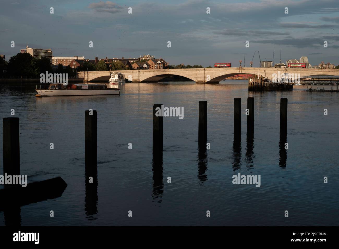Thamaes River by Putney Bridge, Putney, Londres, Royaume-Uni Banque D'Images