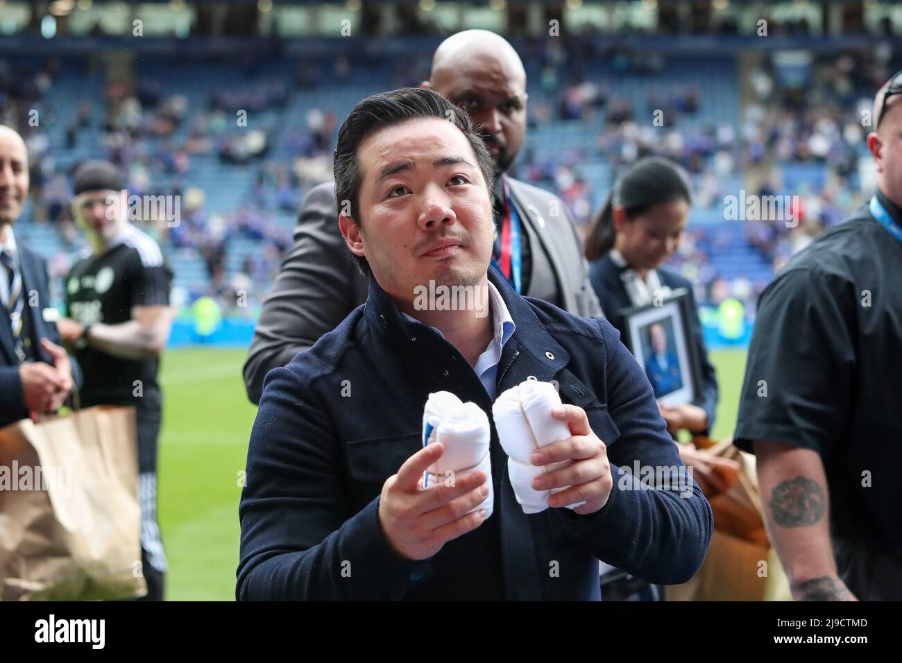 Aiyawatt, propriétaire de Leicester City, Srivaddhanaprabha lance des foulards et des chemises aux supporters à la fin du dernier match de la saison Banque D'Images